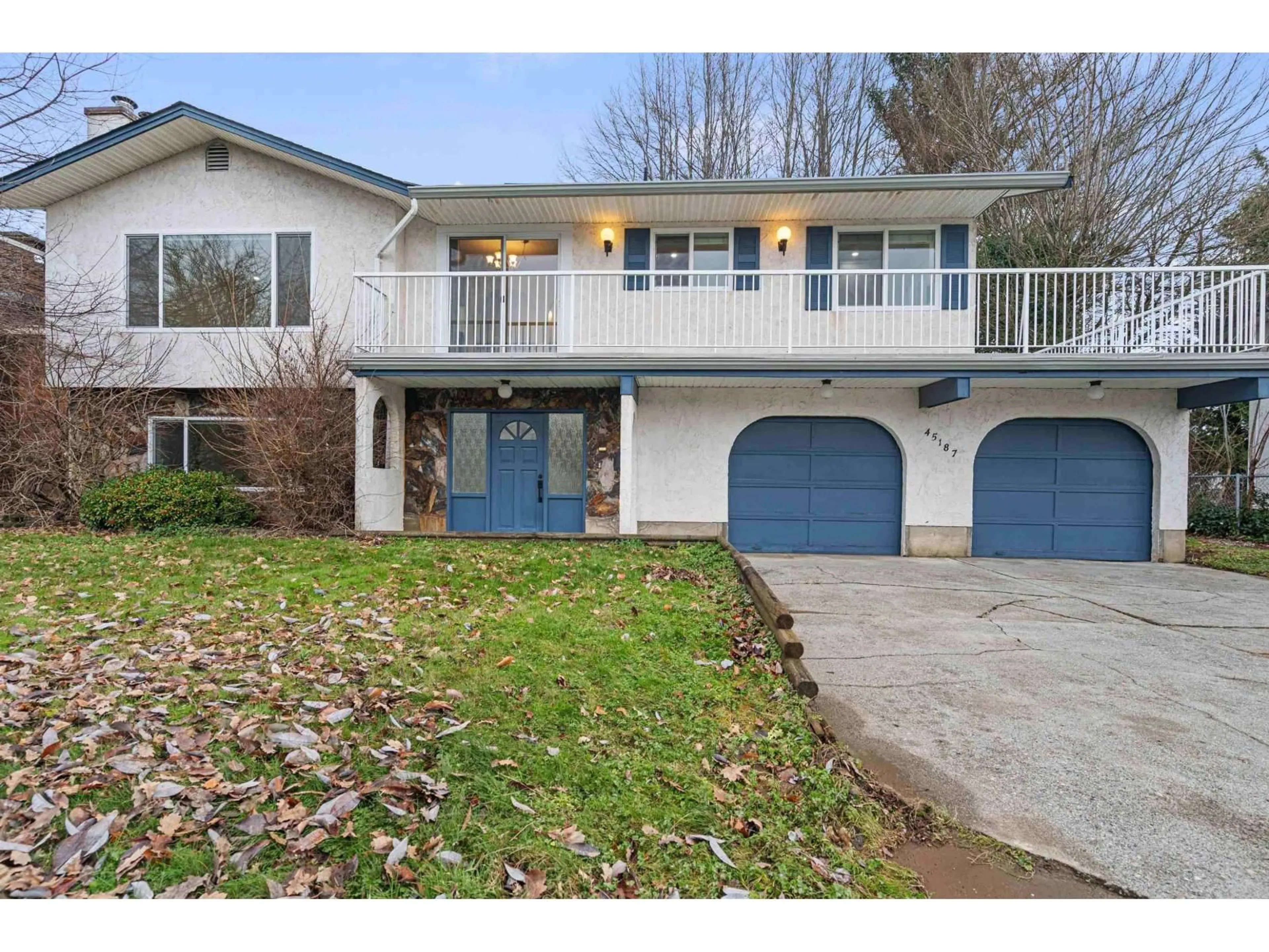 Home with vinyl exterior material, street for 45187 MOUNTVIEW WAY, Chilliwack British Columbia V2R1T3