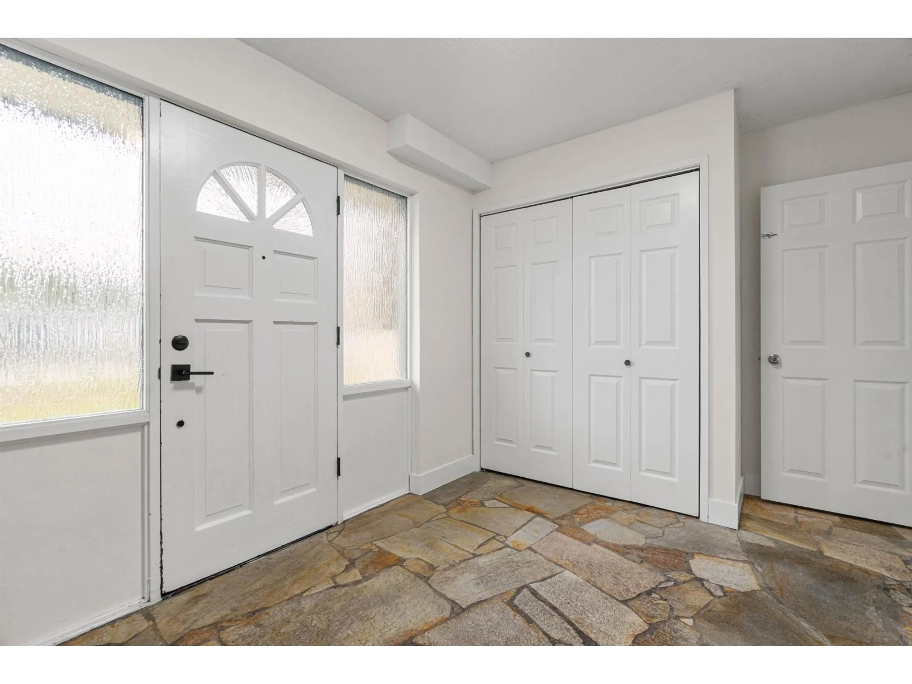 Indoor entryway for 45187 MOUNTVIEW WAY, Chilliwack British Columbia V2R1T3