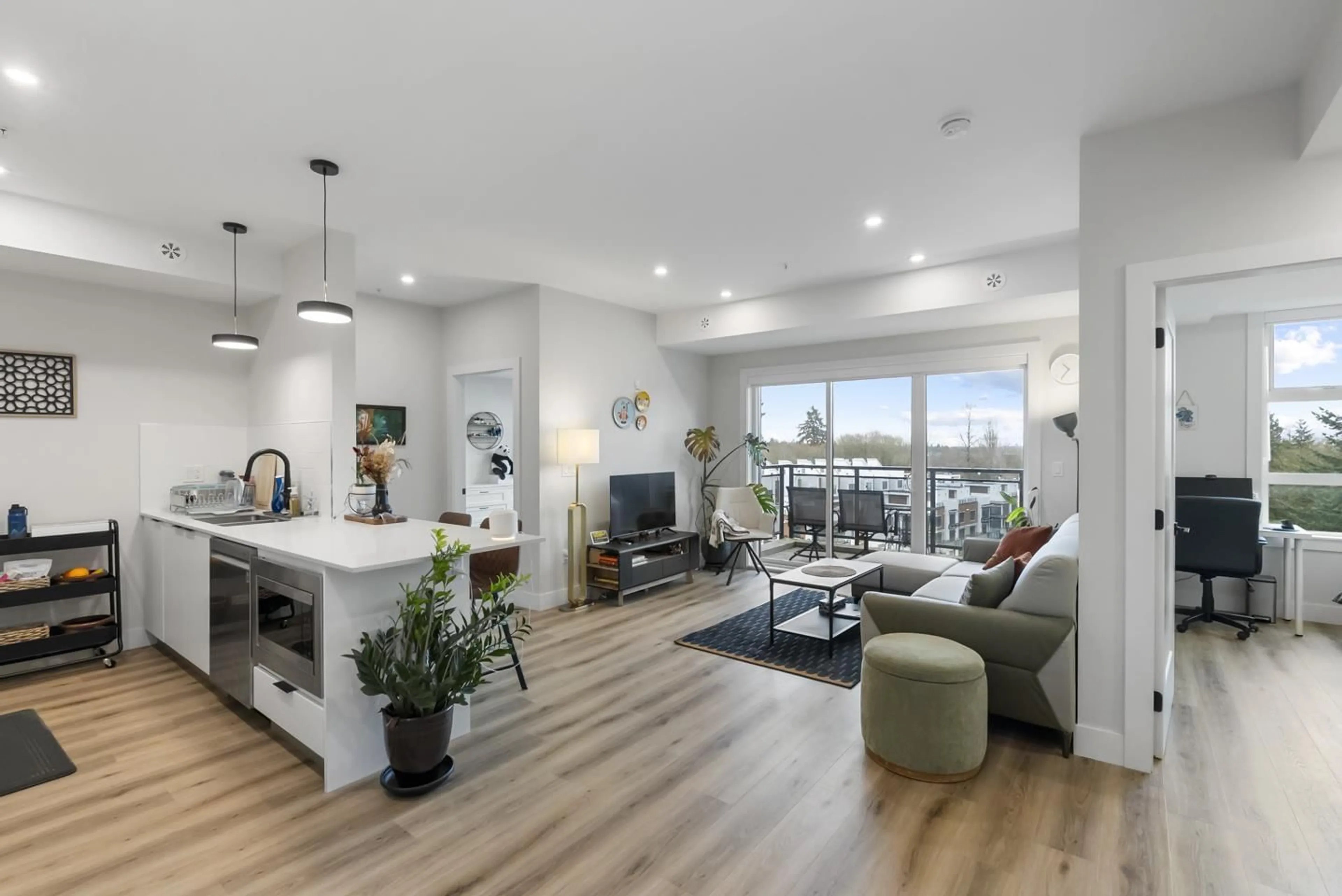 Living room with furniture, unknown for 506 - 6285 KING GEORGE BOULEVARD, Surrey British Columbia V3X0L3