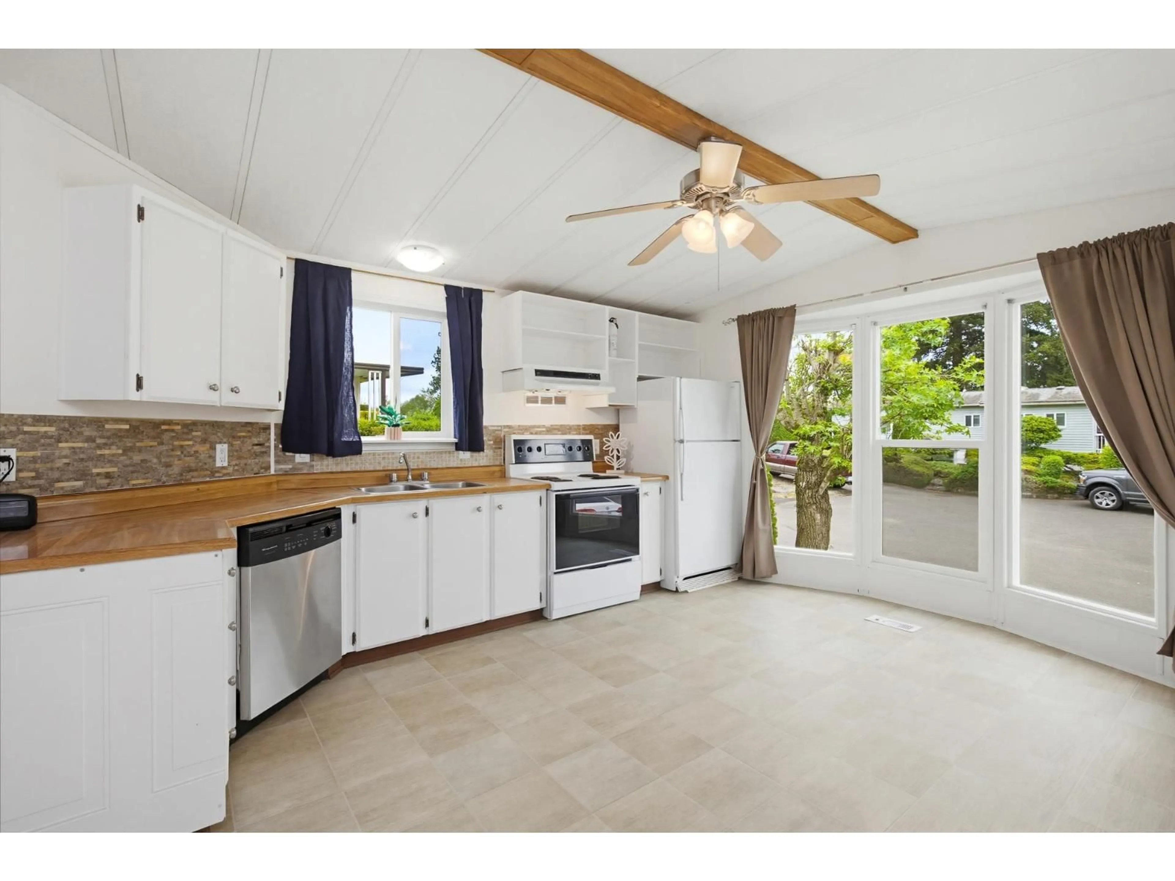 Open concept kitchen, ceramic/tile floor for 129 - 27111 0 AVENUE, Langley British Columbia V4W2T3