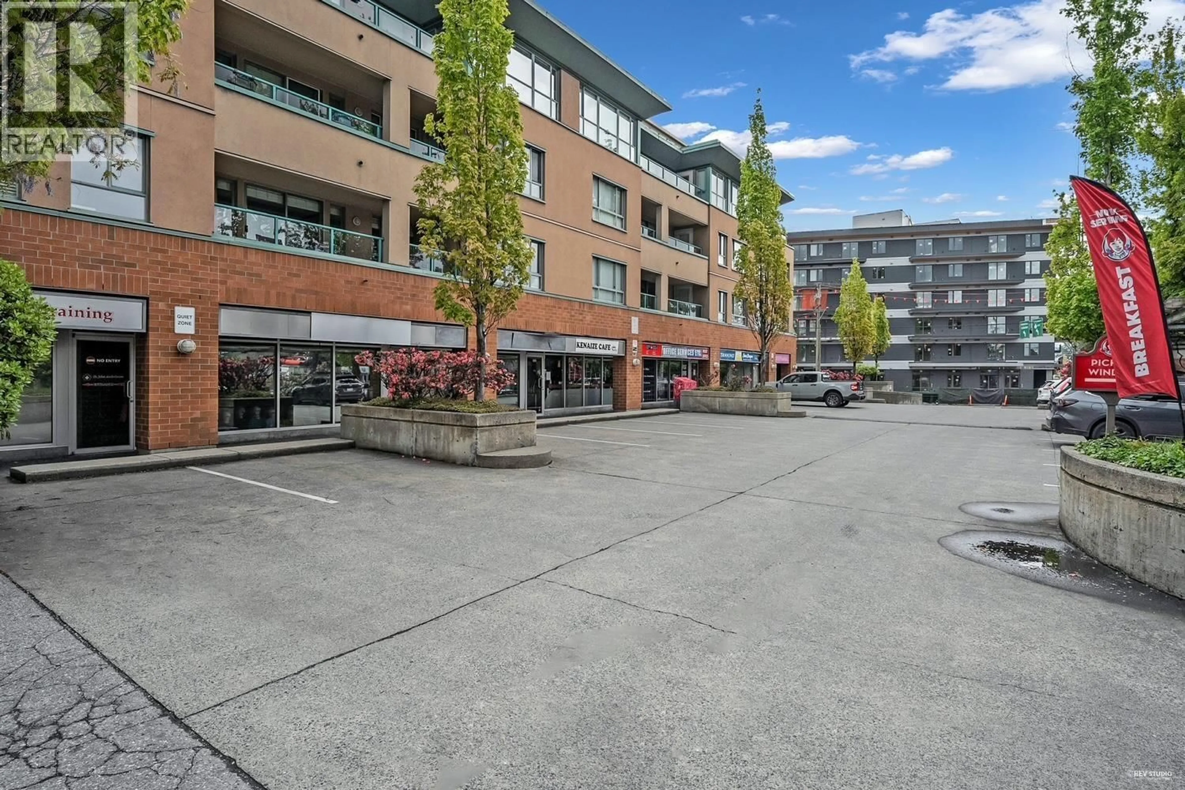 Patio, street for PH05 - 223 MOUNTAIN HIGHWAY, North Vancouver British Columbia V7J3V3