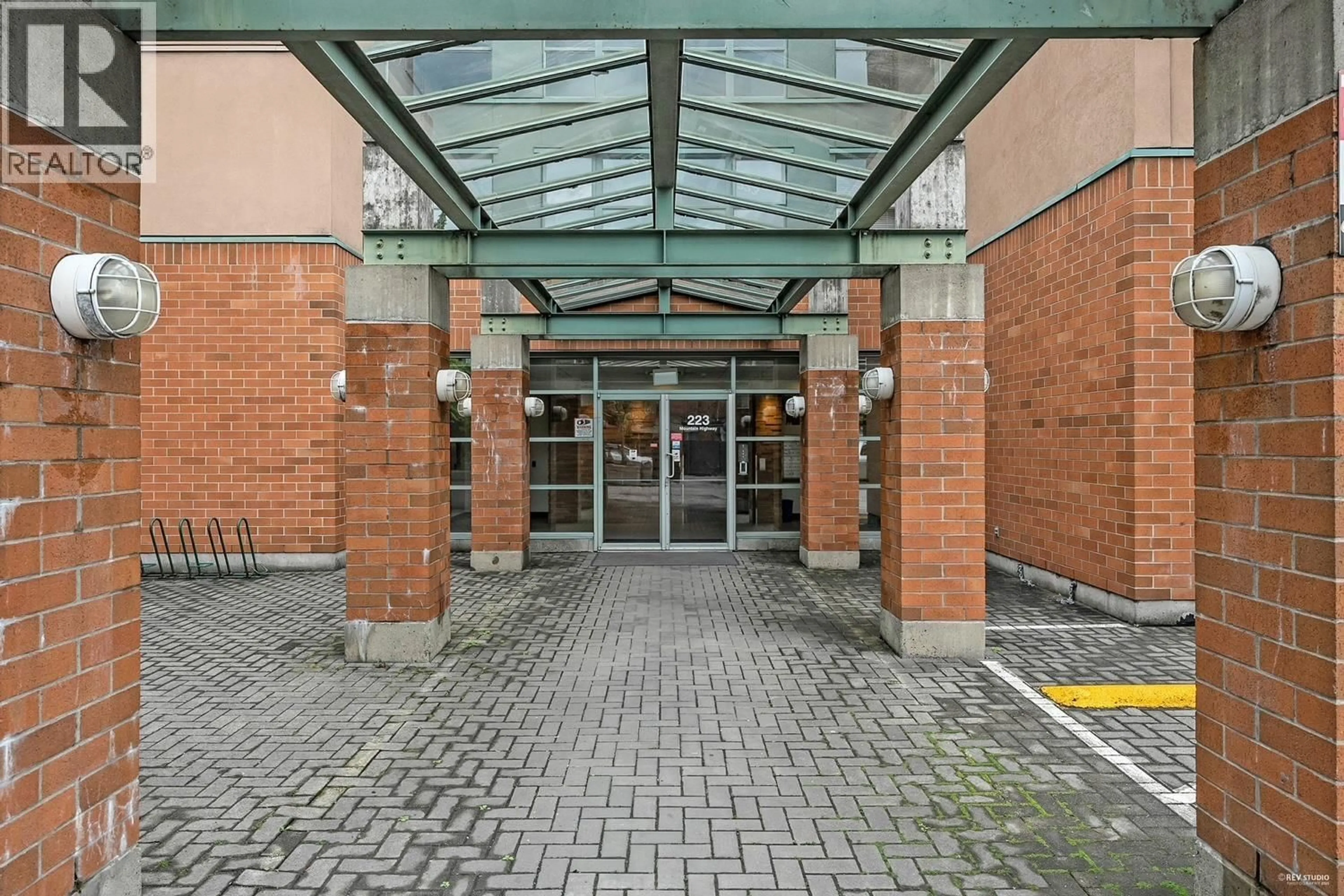 Indoor foyer for PH05 - 223 MOUNTAIN HIGHWAY, North Vancouver British Columbia V7J3V3