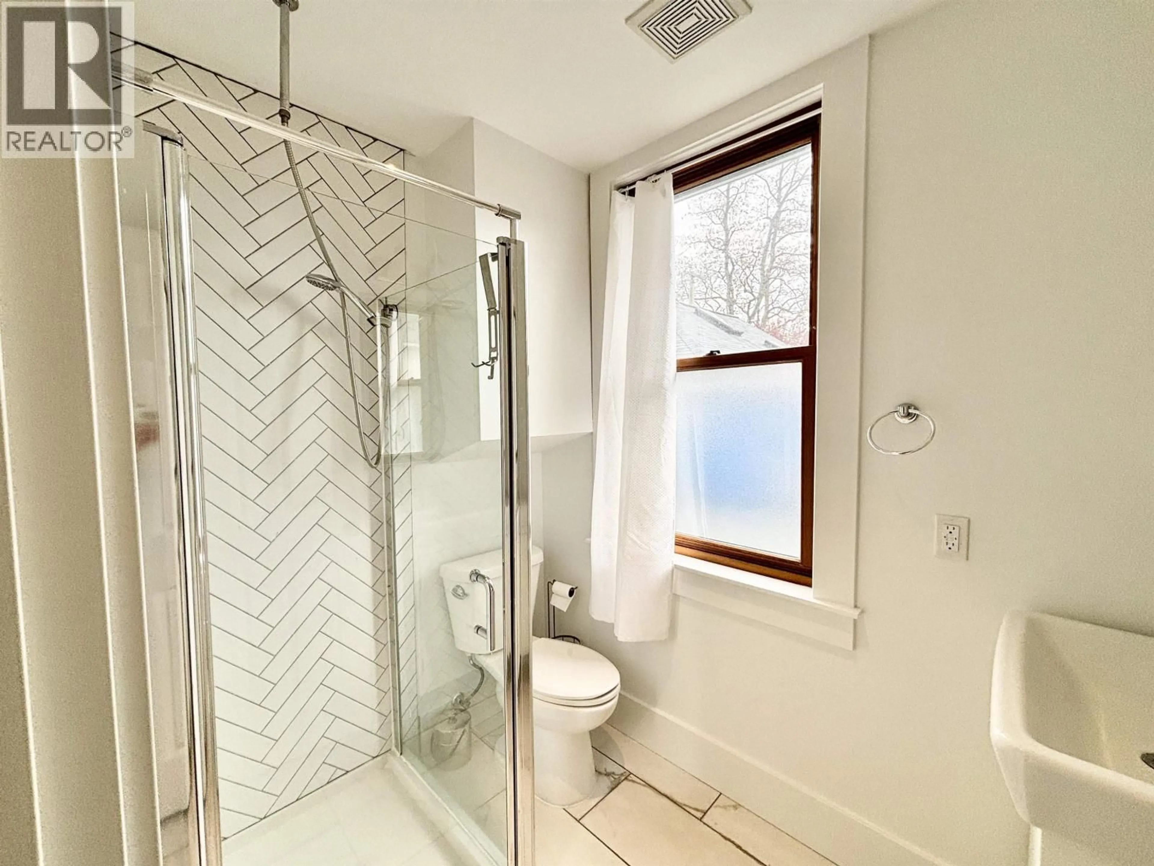 Standard bathroom, ceramic/tile floor for 277 22ND AVENUE, Vancouver British Columbia V5V1T8