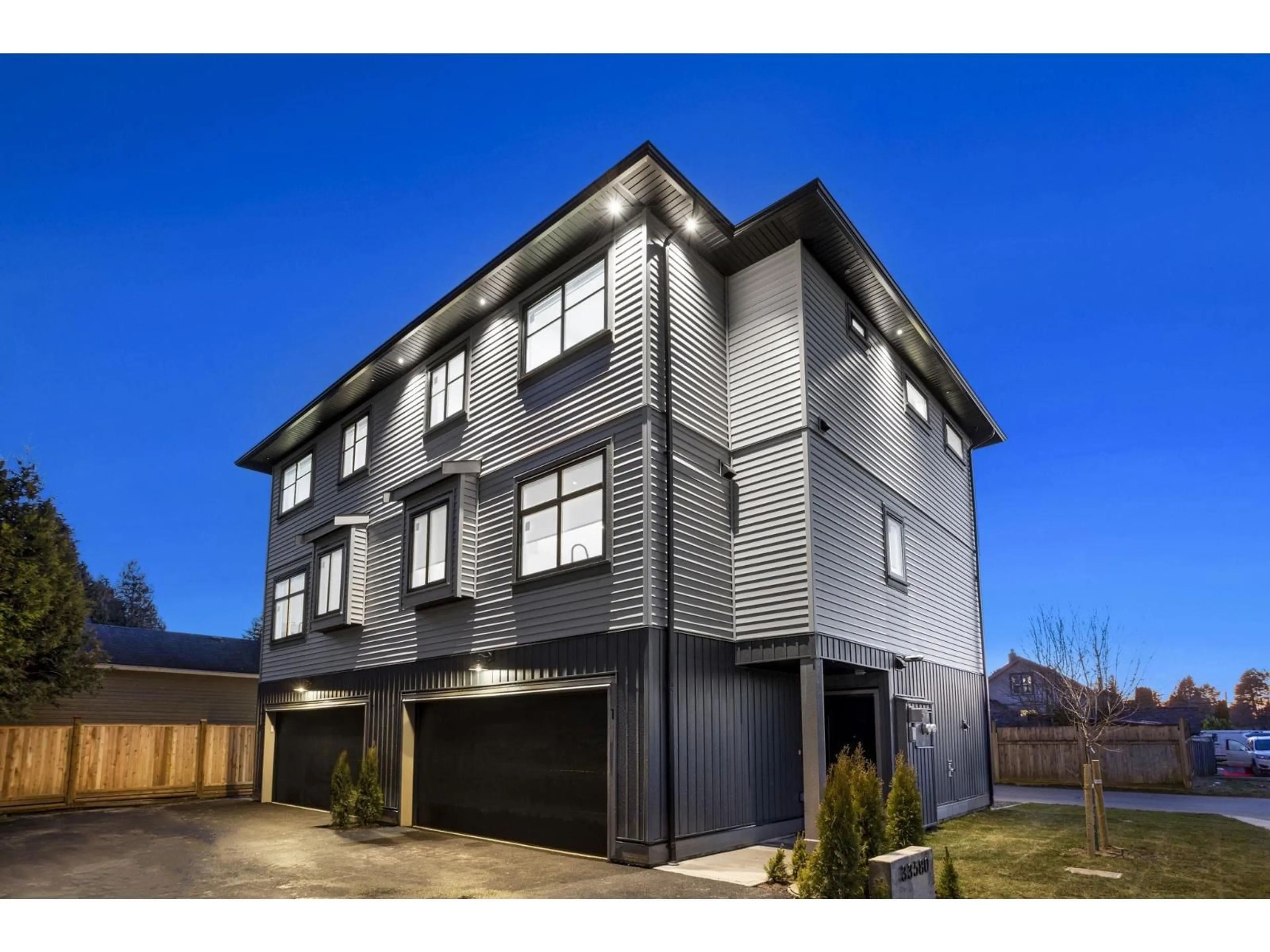 Home with vinyl exterior material, street for 1 - 33586 HUGGINS STREET, Abbotsford British Columbia V2S3R4