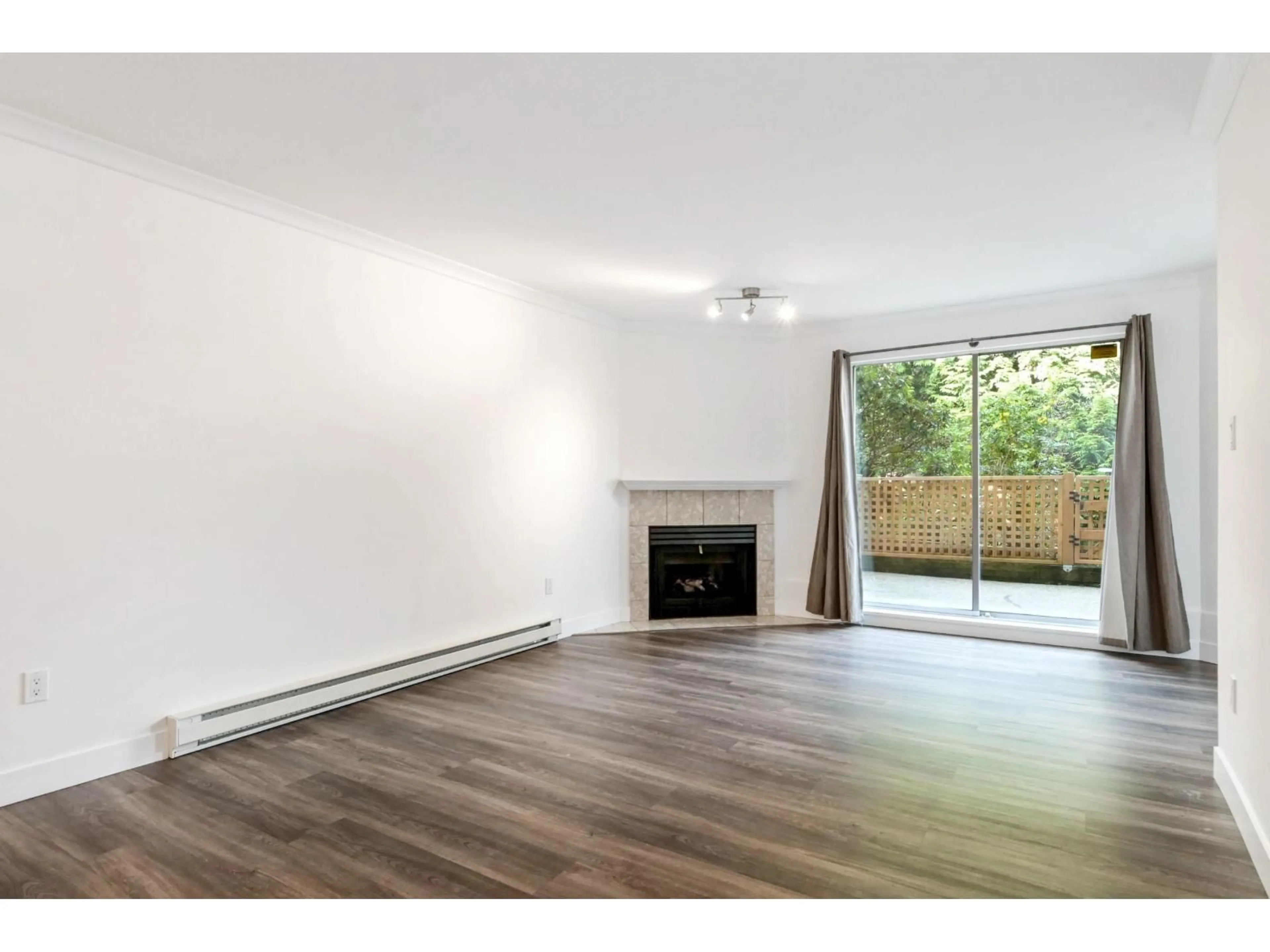 A pic of a room for 102 - 9948 151 STREET, Surrey British Columbia V3R0V6