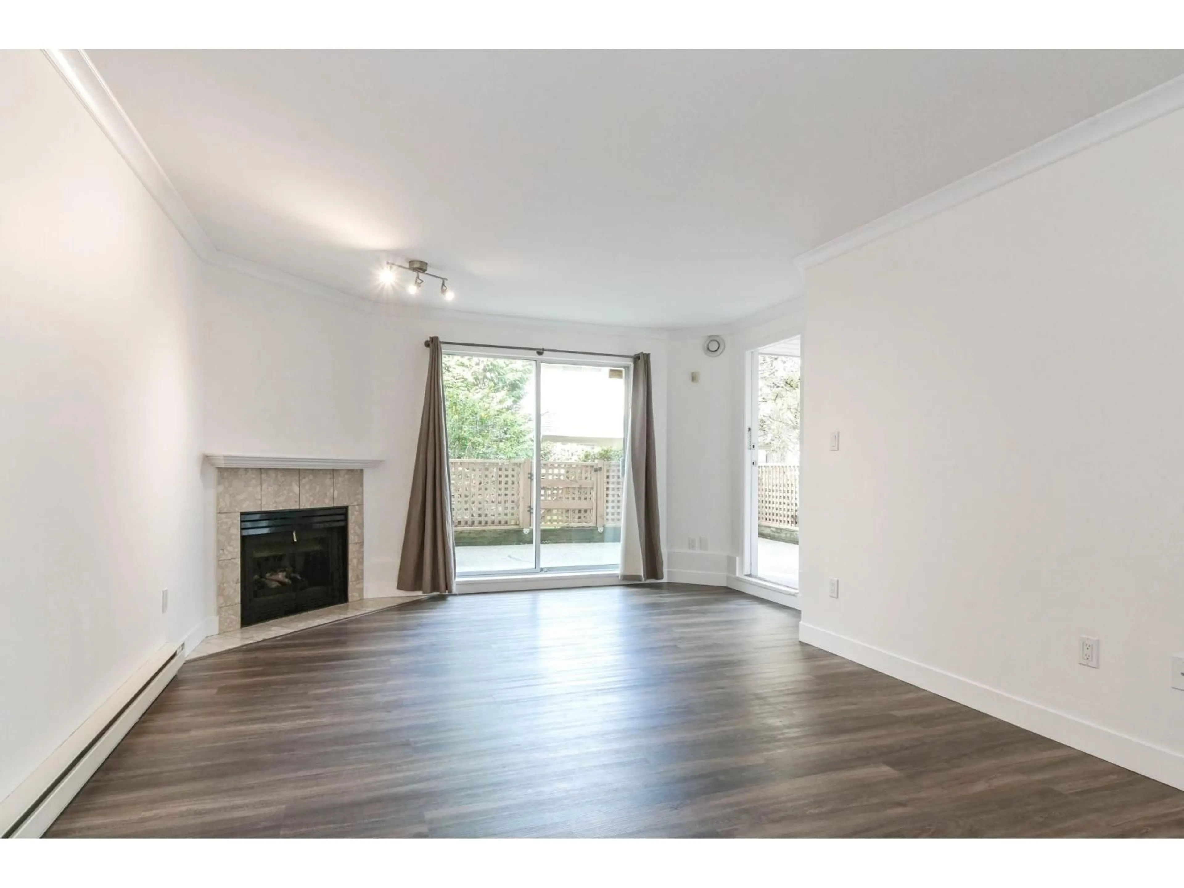 A pic of a room for 102 - 9948 151 STREET, Surrey British Columbia V3R0V6