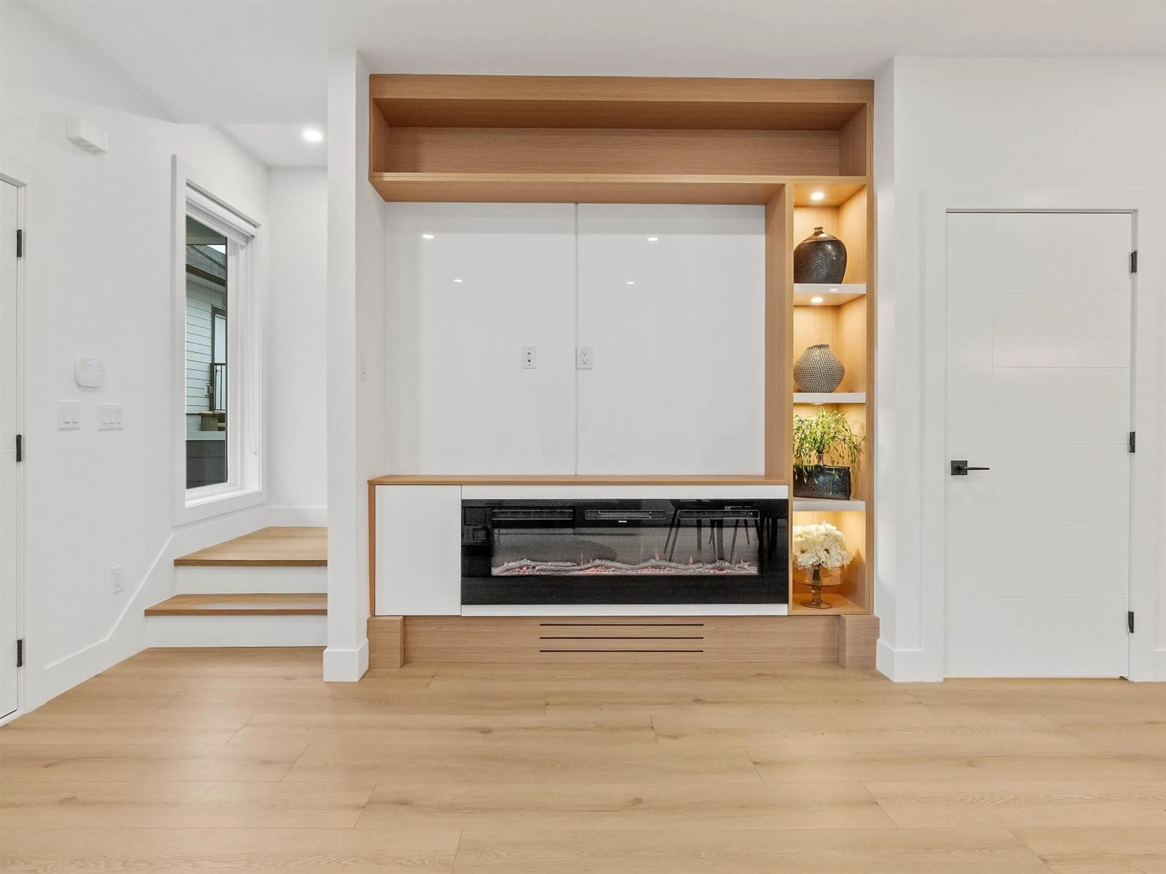 Indoor entryway for 102 - 16693 16 AVENUE, Surrey British Columbia V3S9X7