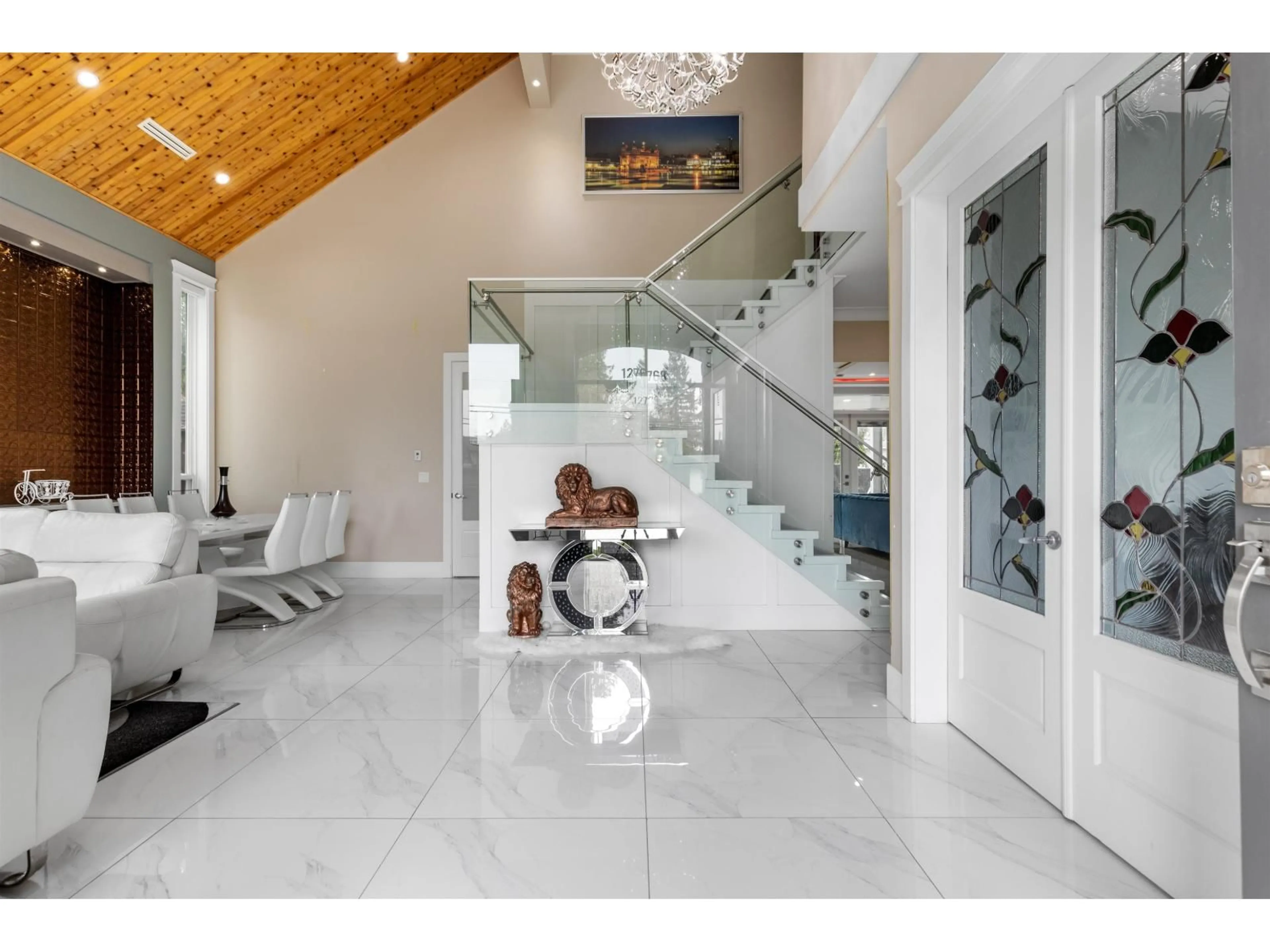 Indoor foyer for 12768 97A AVENUE, Surrey British Columbia V3V2H5