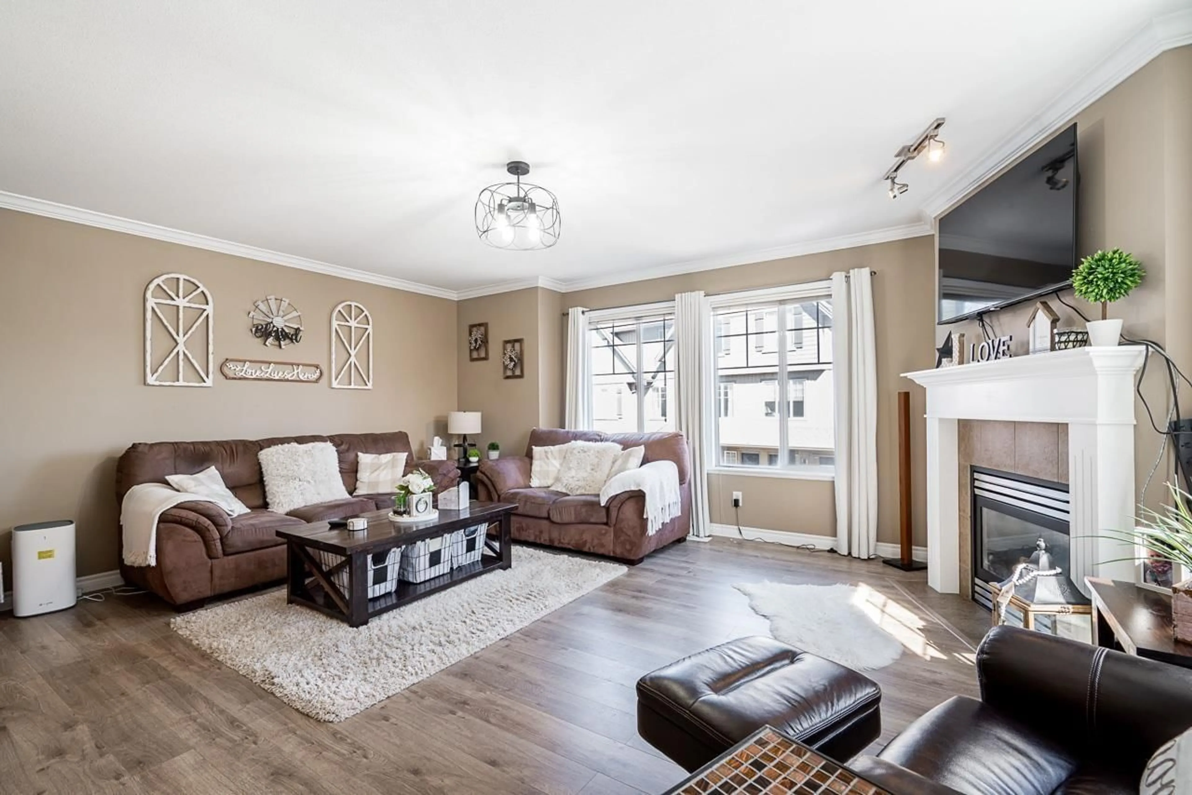 Living room with furniture, wood/laminate floor for 16 - 46321 CESSNA DRIVE, Chilliwack British Columbia V2P1A7