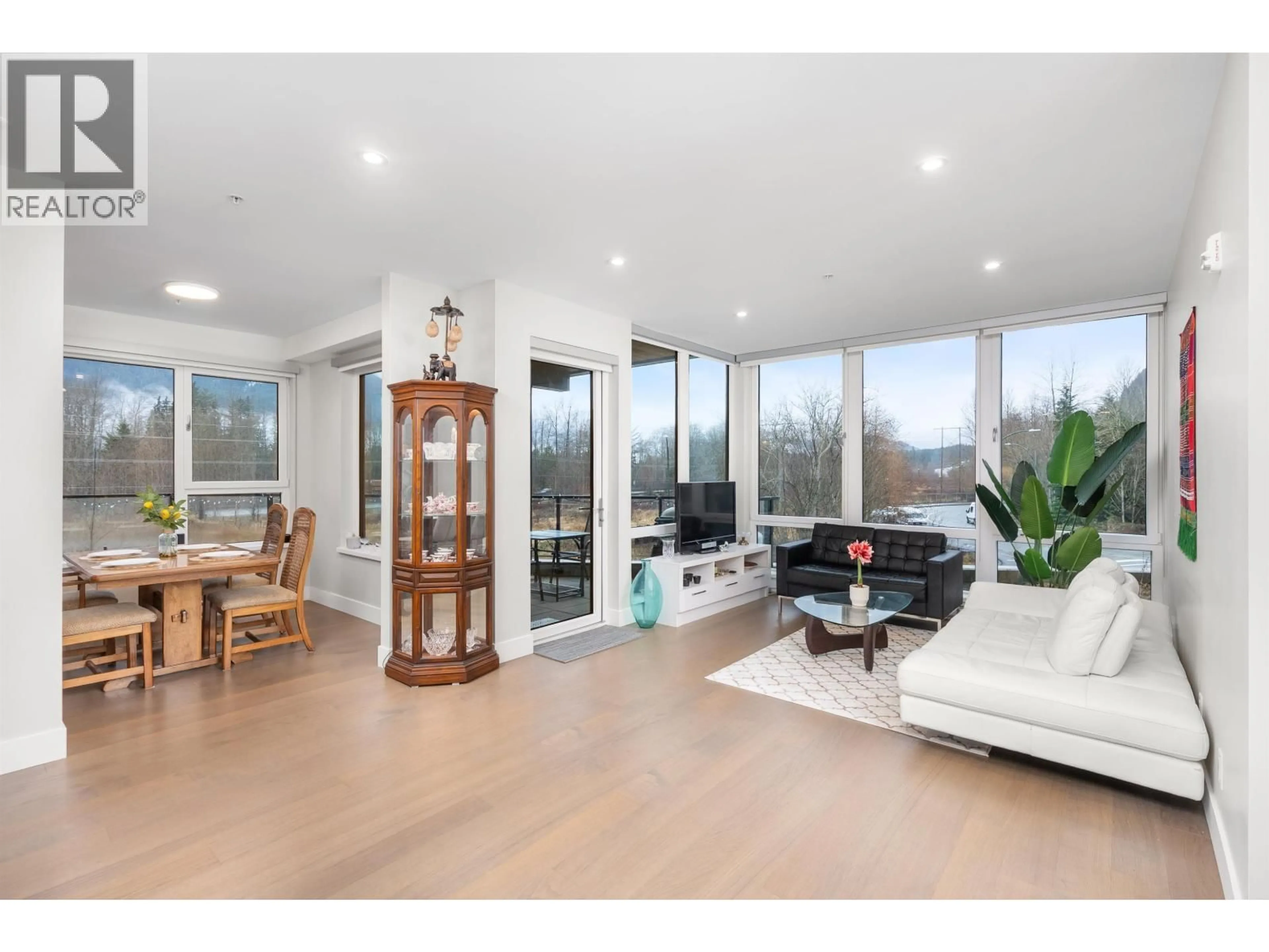 Living room with furniture, wood/laminate floor for 220 - 1870 DOWAD DRIVE, Squamish British Columbia V8B1C4