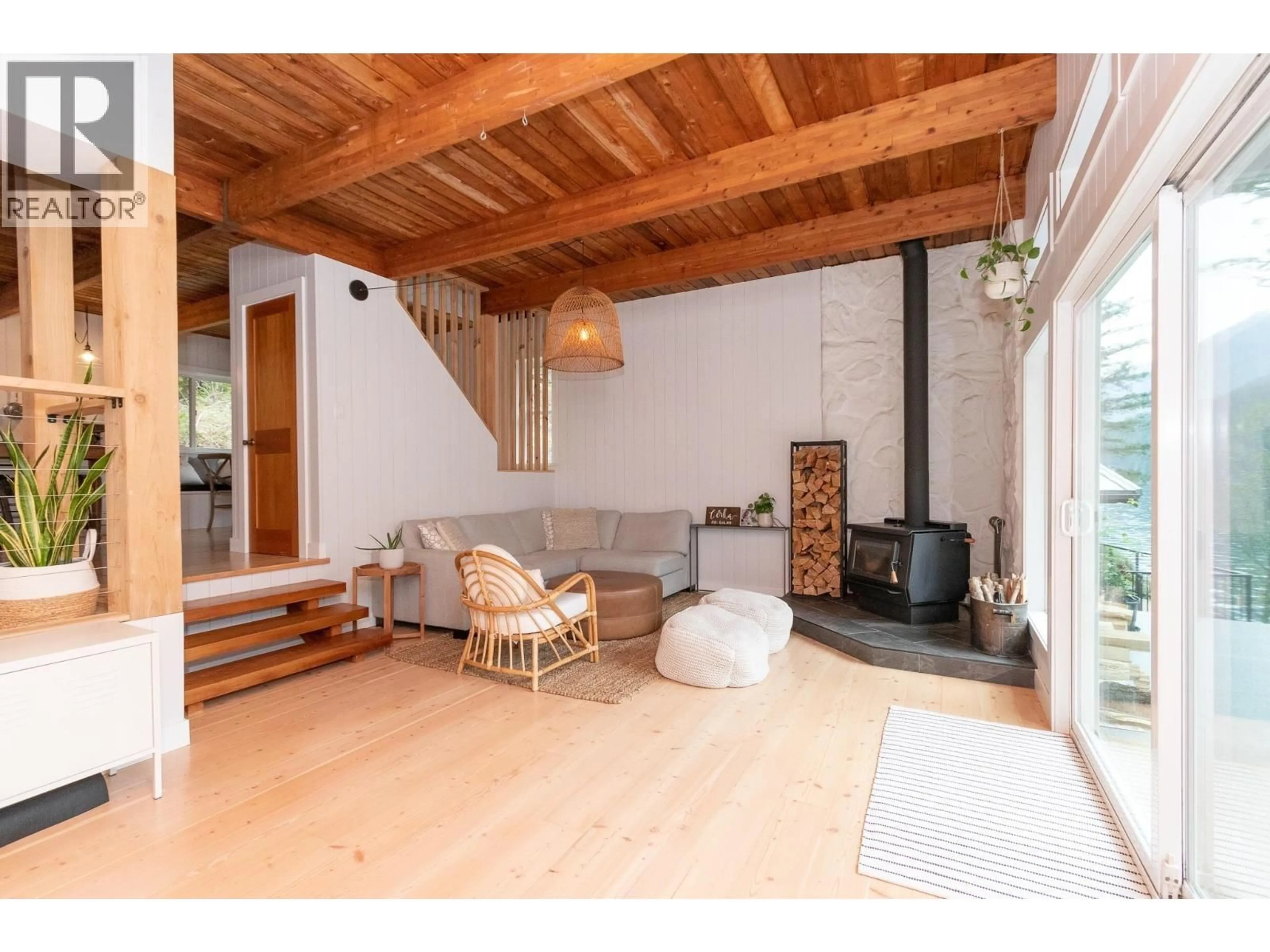 Living room with furniture, wood/laminate floor for 2937 PANORAMA DRIVE, North Vancouver British Columbia V7G2A4