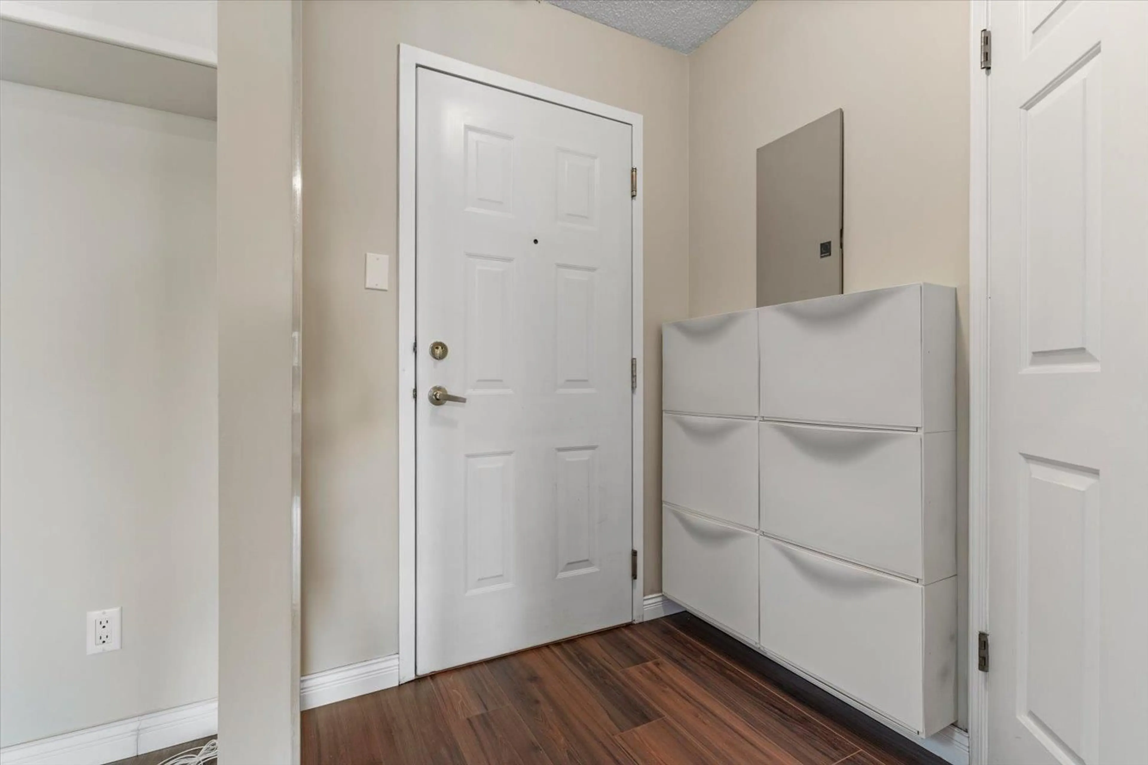 Indoor entryway for 205 - 45604 BRETT AVENUE, Chilliwack British Columbia V2P1N9