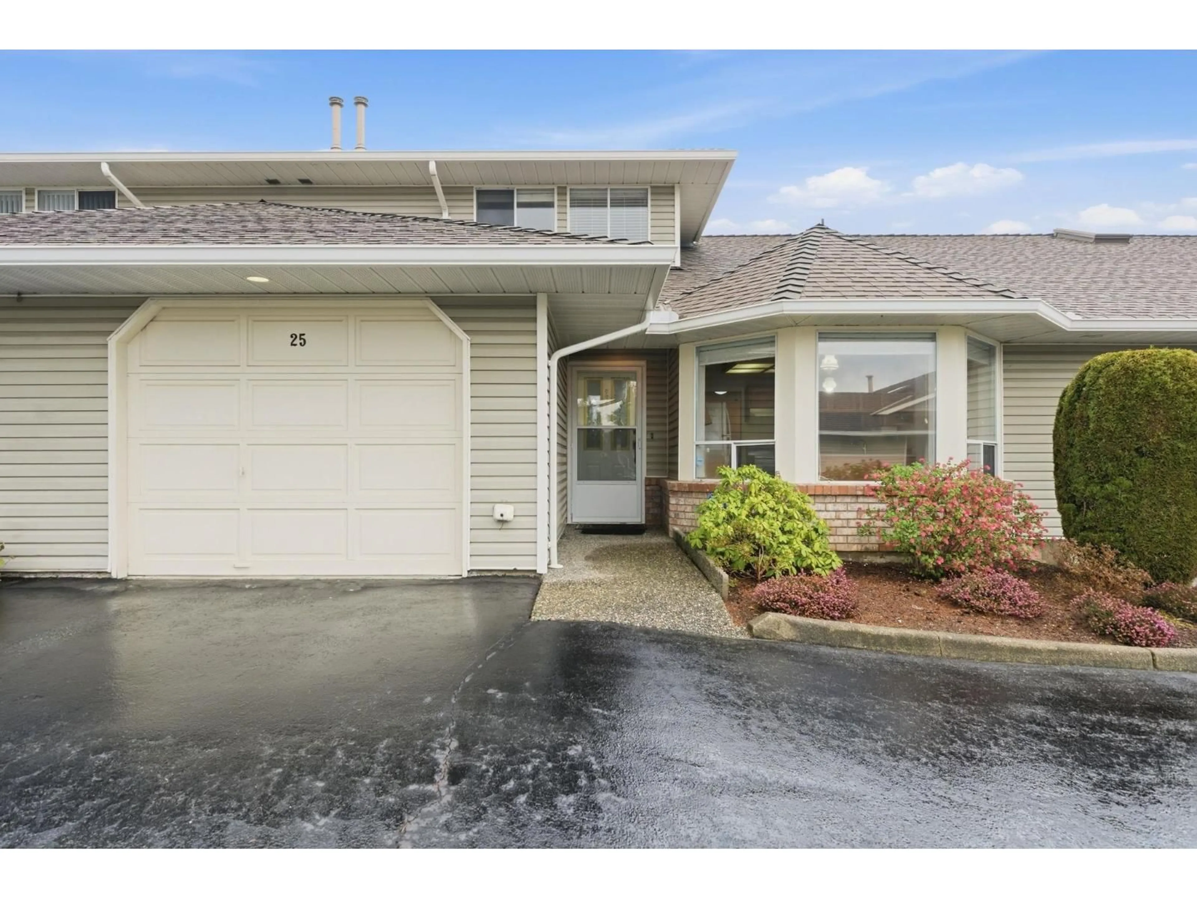 Home with vinyl exterior material, street for 25 - 32615 MURRAY AVENUE, Abbotsford British Columbia V2T4T6