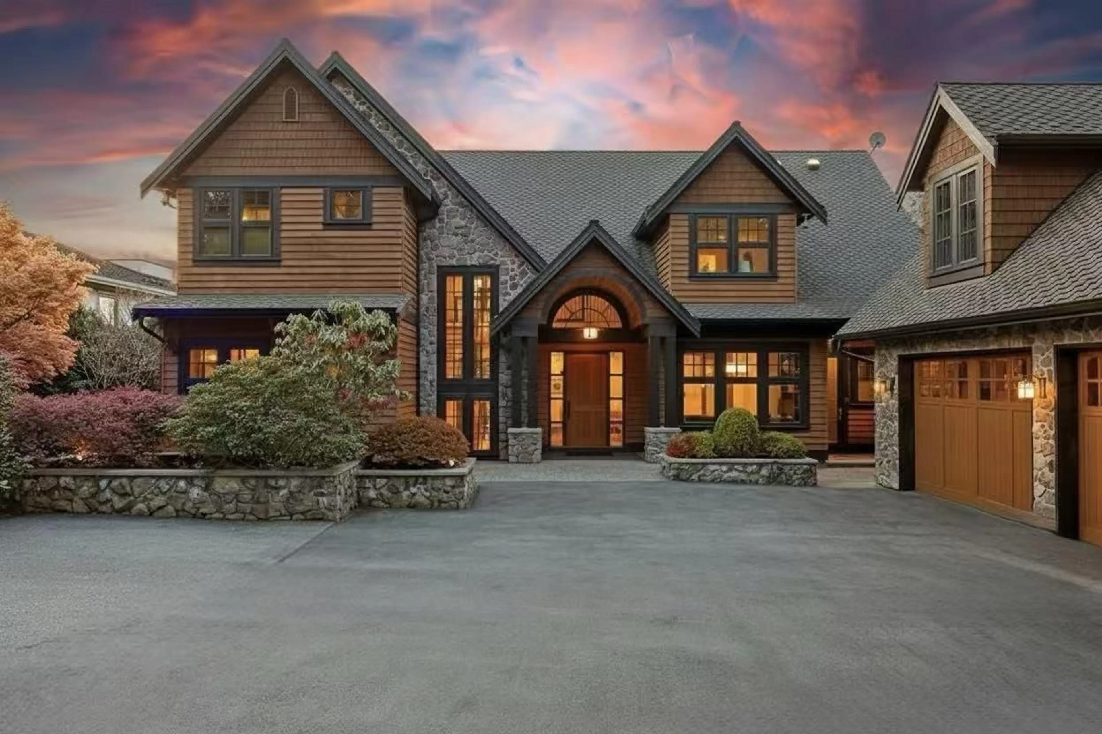 Home with brick exterior material, mountain view for 2737 CRESCENT DRIVE, Surrey British Columbia V4A3J9
