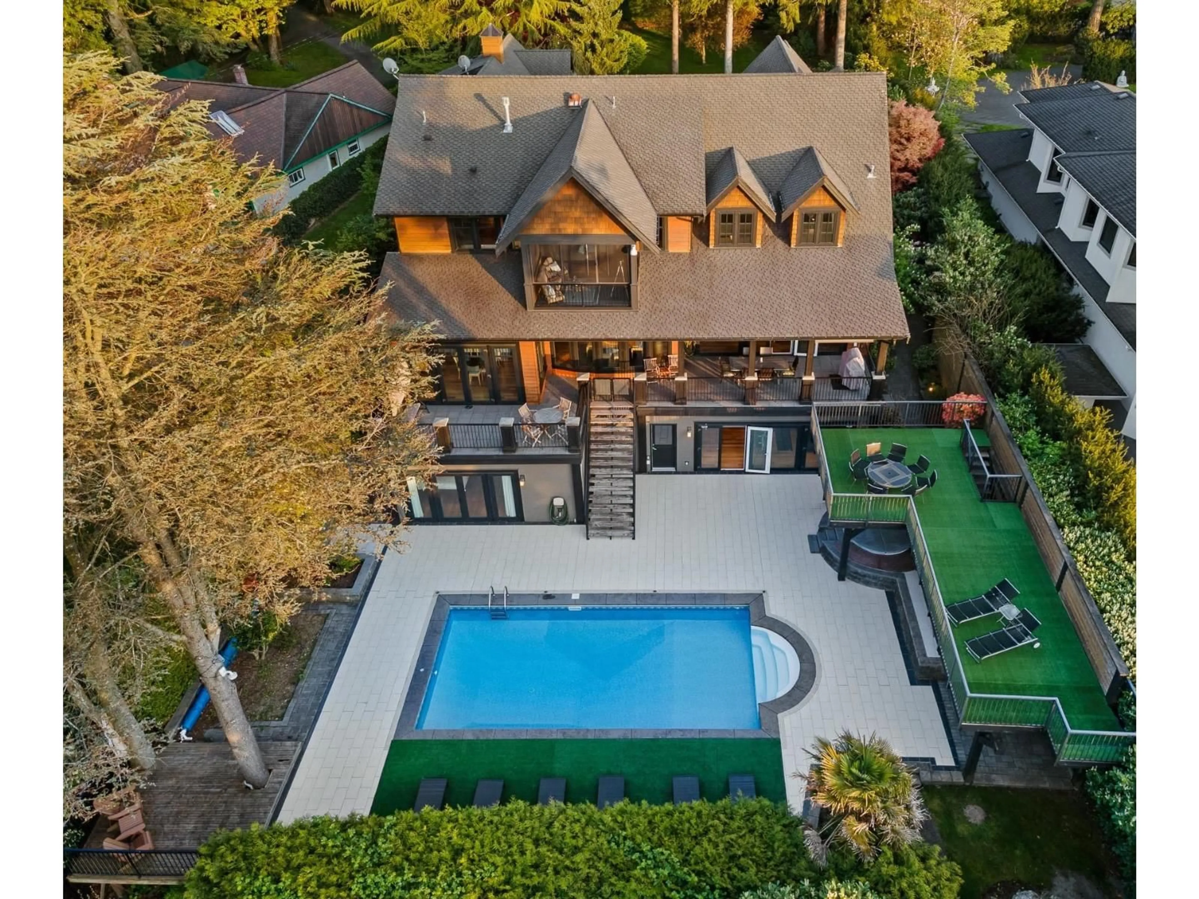 A pic from outside/outdoor area/front of a property/back of a property/a pic from drone, street for 2737 CRESCENT DRIVE, Surrey British Columbia V4A3J9