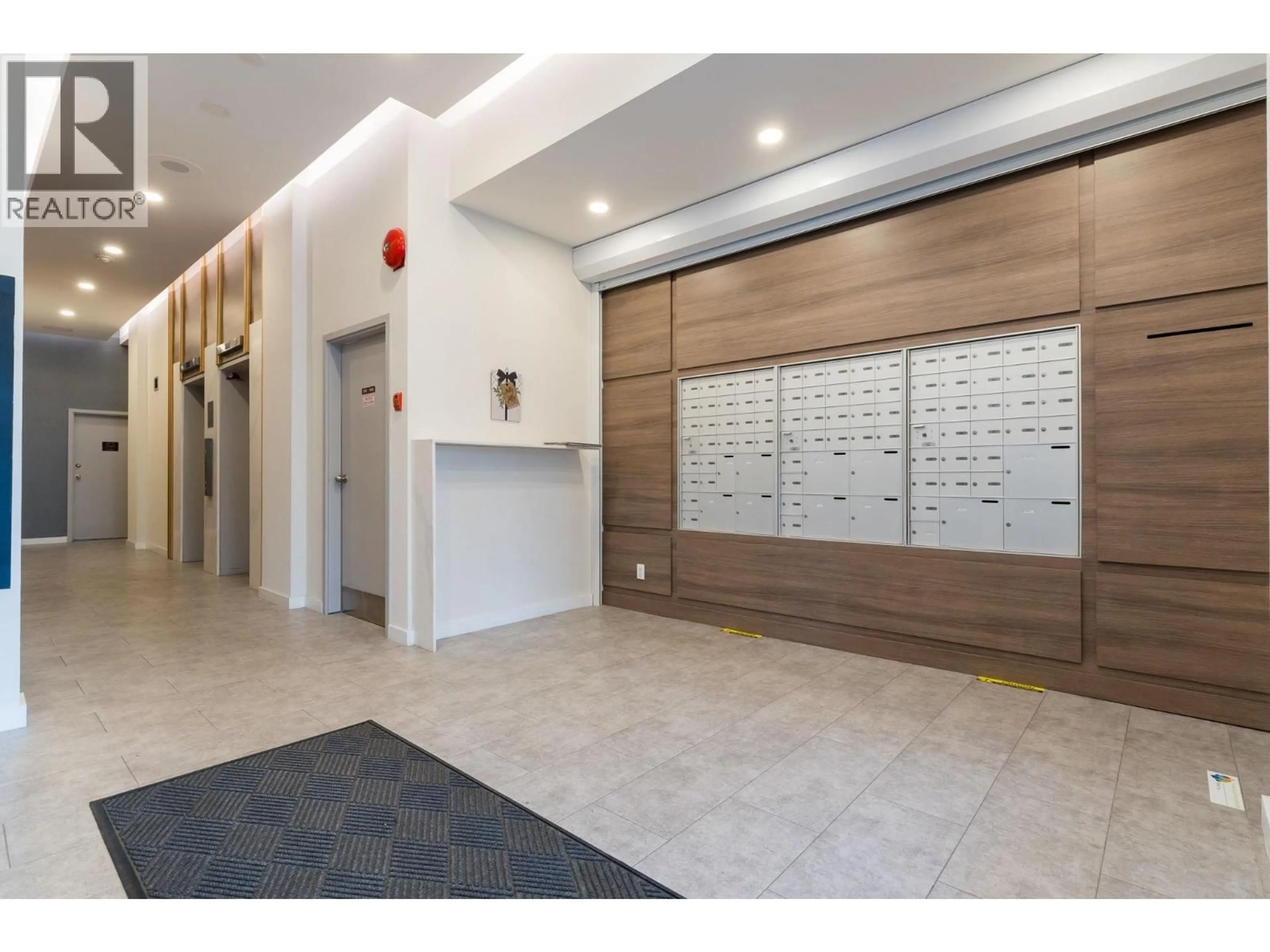 Indoor foyer for 901 - 7235 SALISBURY AVENUE, Burnaby British Columbia V5E4E6