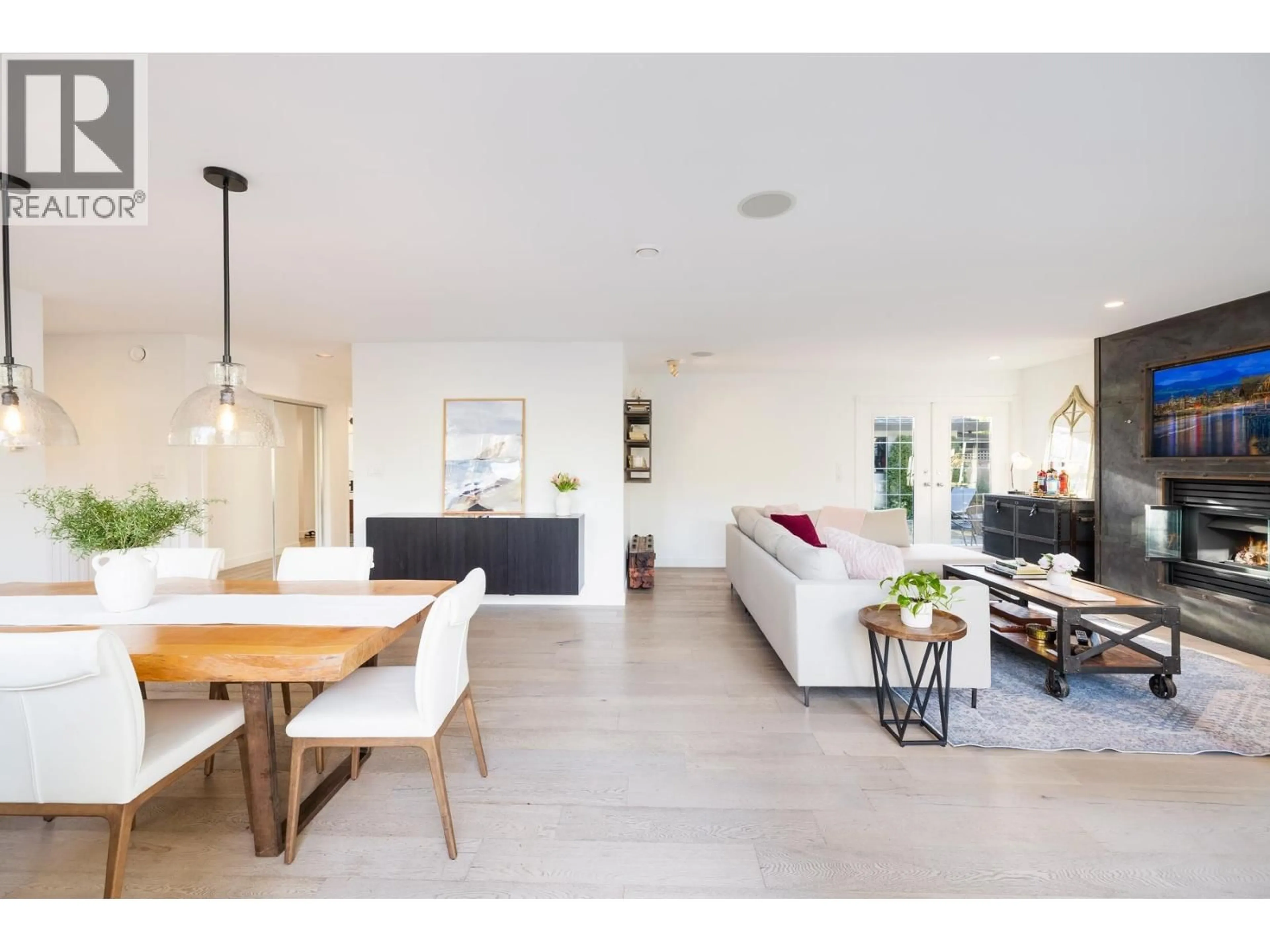 Living room with furniture, ceramic/tile floor for 4198 SUNSET BOULEVARD, North Vancouver British Columbia V7R3Y9