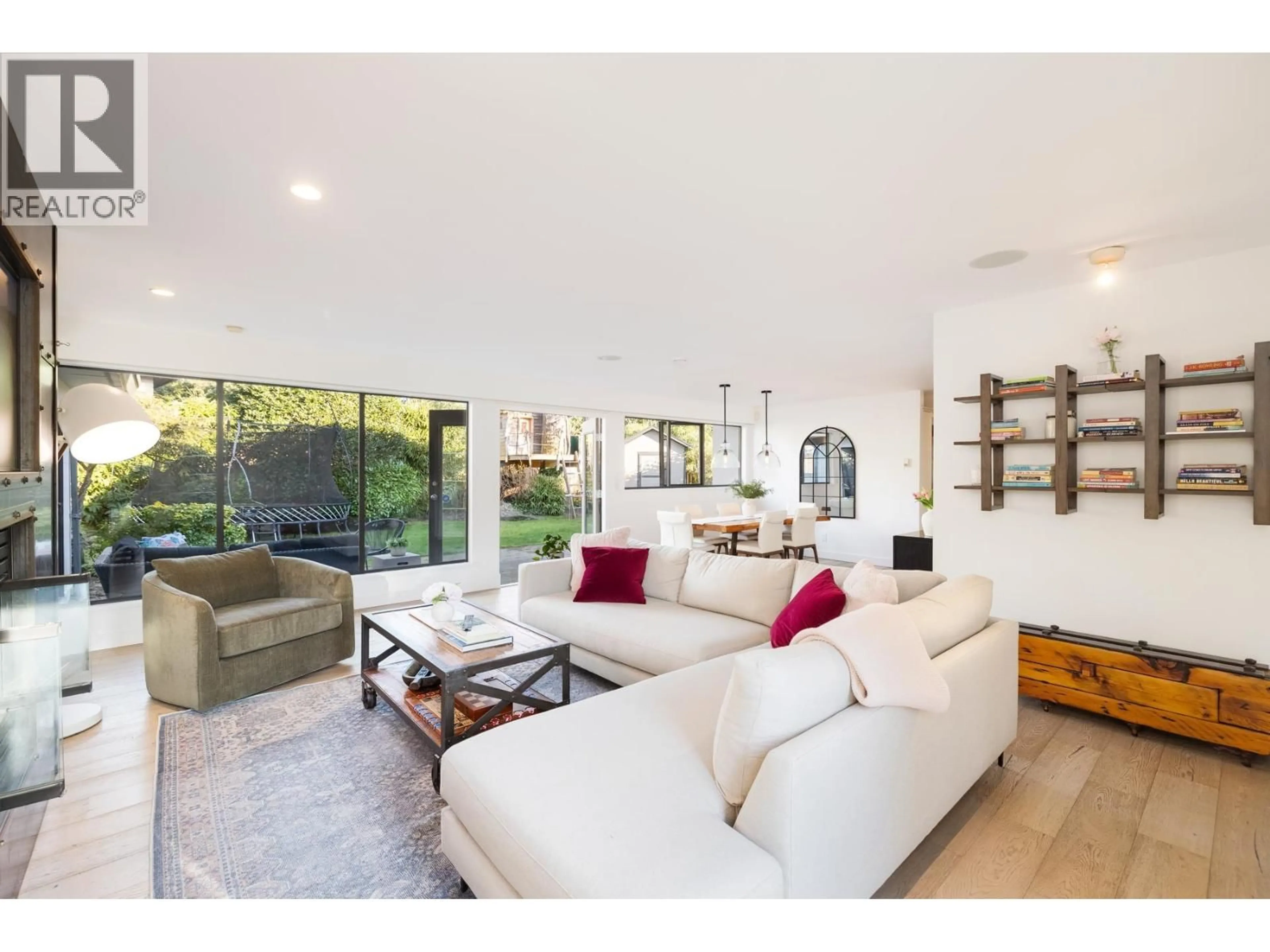 Living room with furniture, unknown for 4198 SUNSET BOULEVARD, North Vancouver British Columbia V7R3Y9