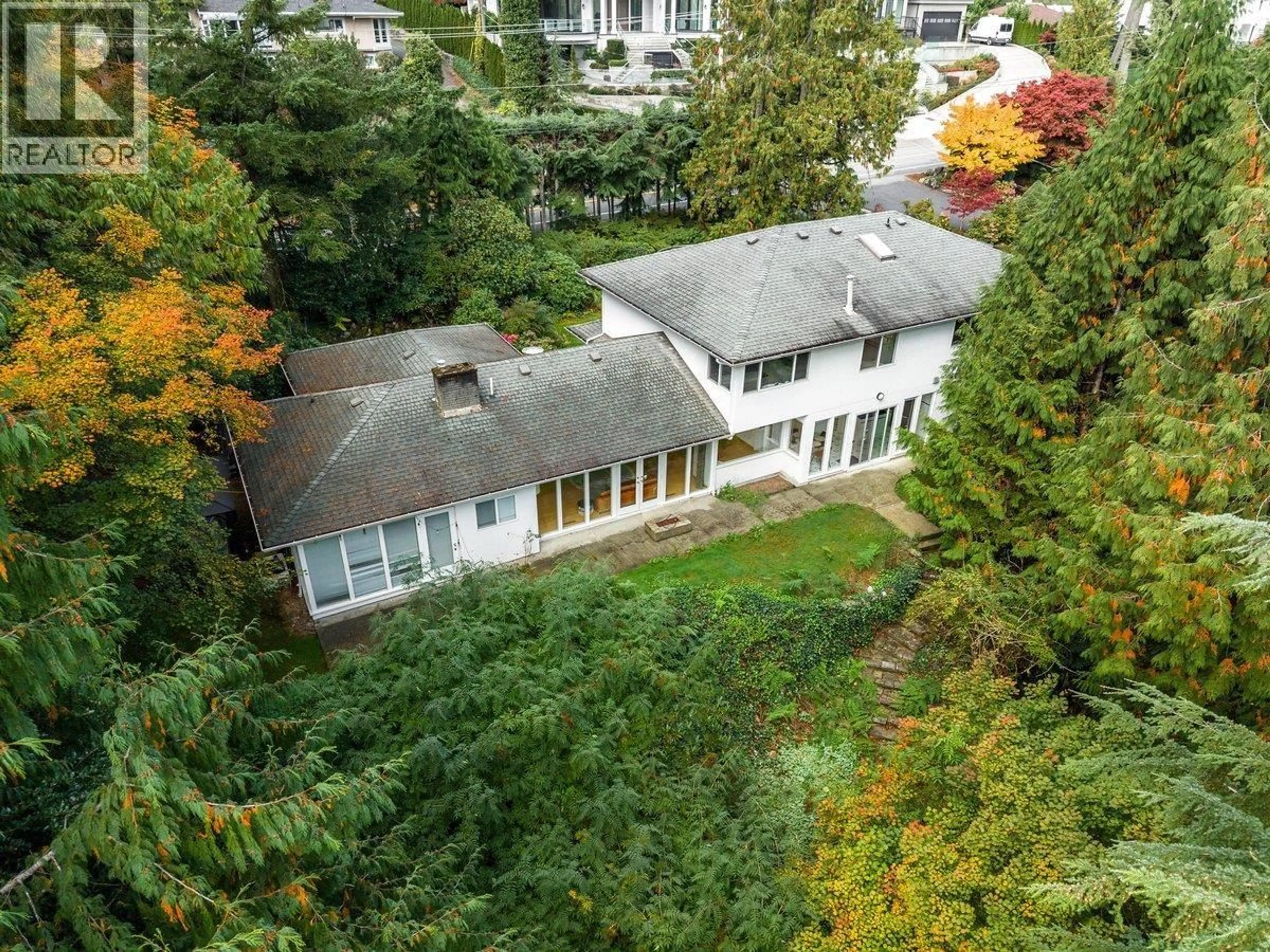 A pic from outside/outdoor area/front of a property/back of a property/a pic from drone, unknown for 186 STEVENS DRIVE, West Vancouver British Columbia V7S1C4