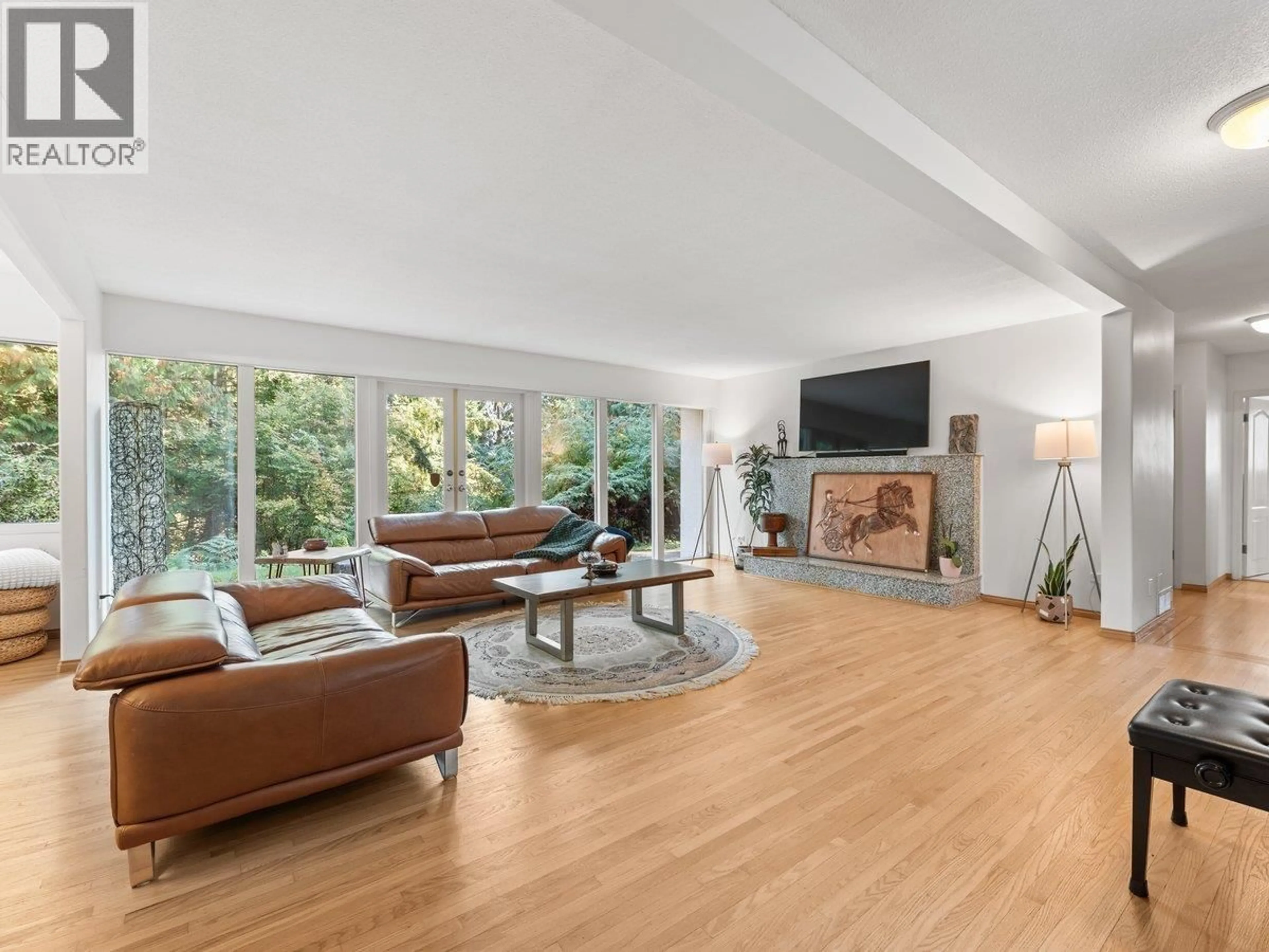 Living room with furniture, wood/laminate floor for 186 STEVENS DRIVE, West Vancouver British Columbia V7S1C4