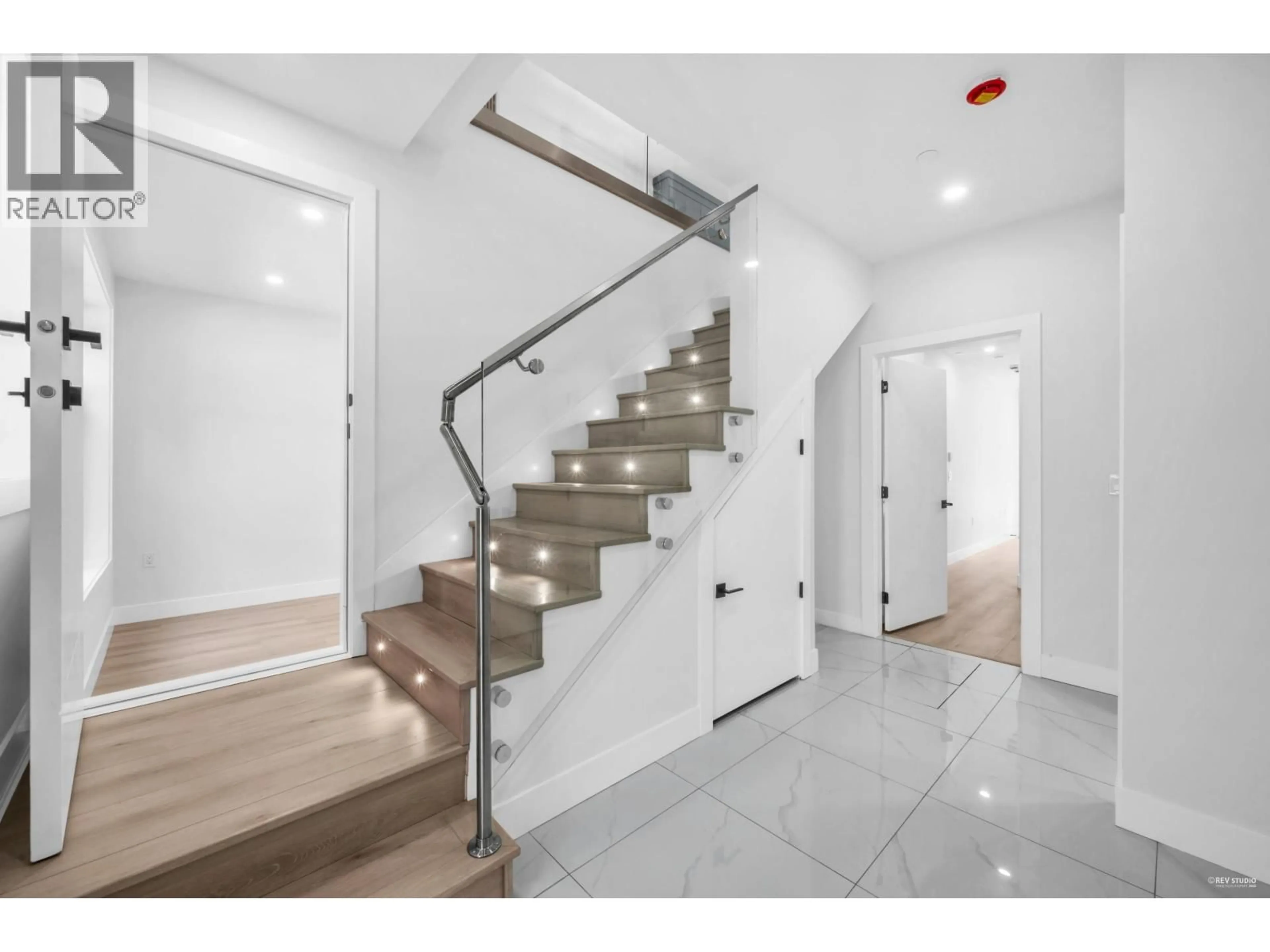Stairs for 1846 37TH AVENUE, Vancouver British Columbia V5P1G1