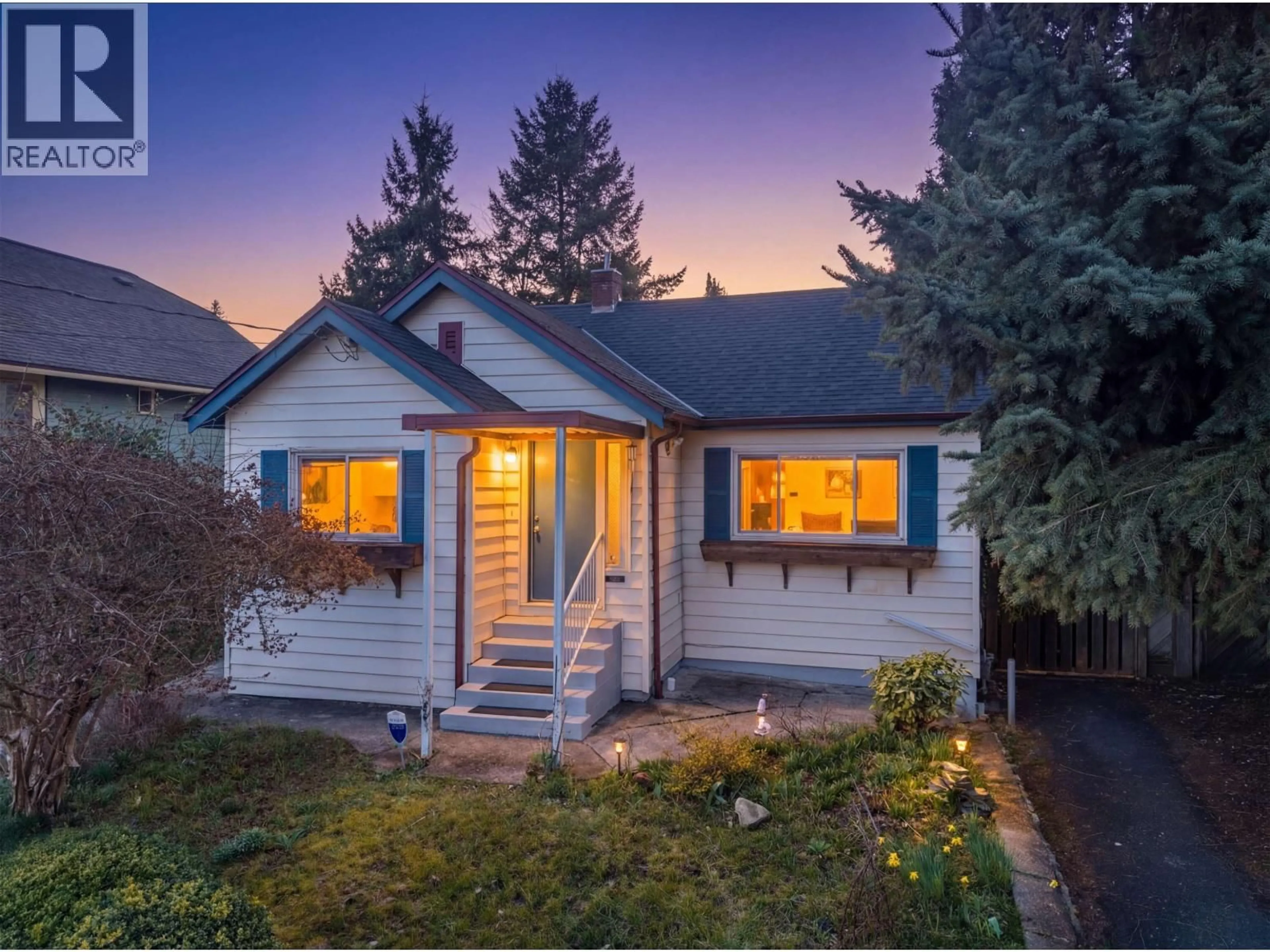 Home with vinyl exterior material, street for 521 GARFIELD STREET, New Westminster British Columbia V3L4A6