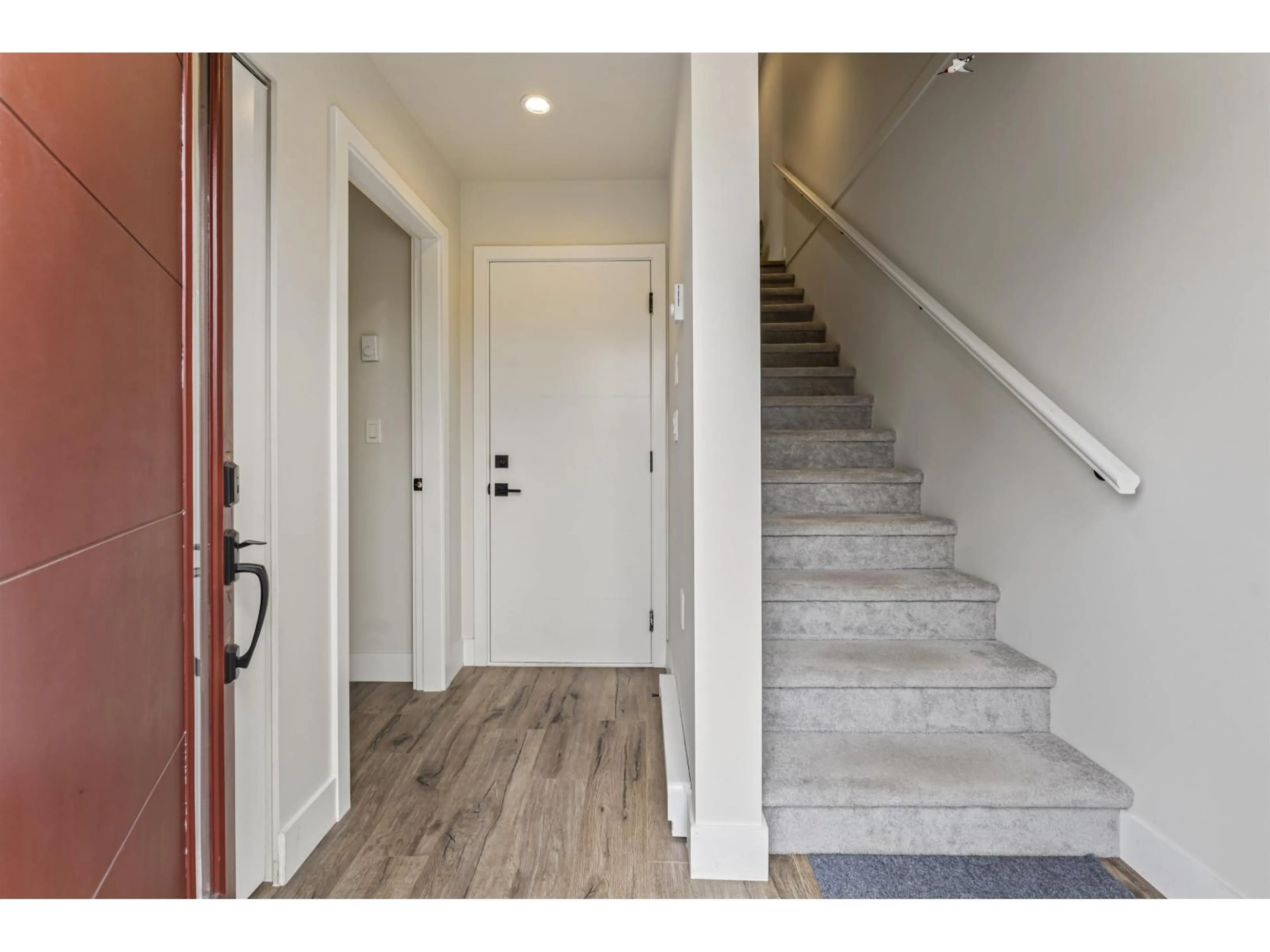 Indoor entryway for 19 - 2033 MCKENZIE ROAD, Abbotsford British Columbia V2S0M2
