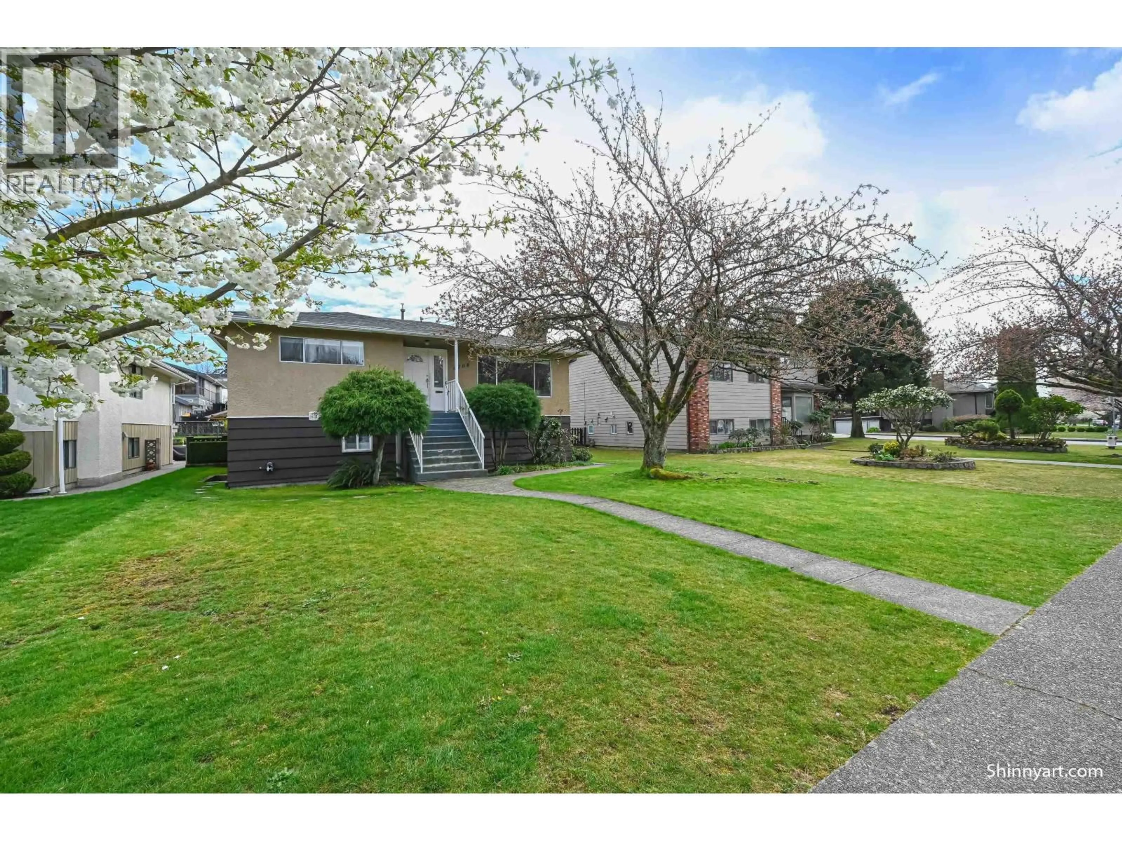 A pic from outside/outdoor area/front of a property/back of a property/a pic from drone, street for 4708 WESTLAWN DRIVE, Burnaby British Columbia V5C3R3