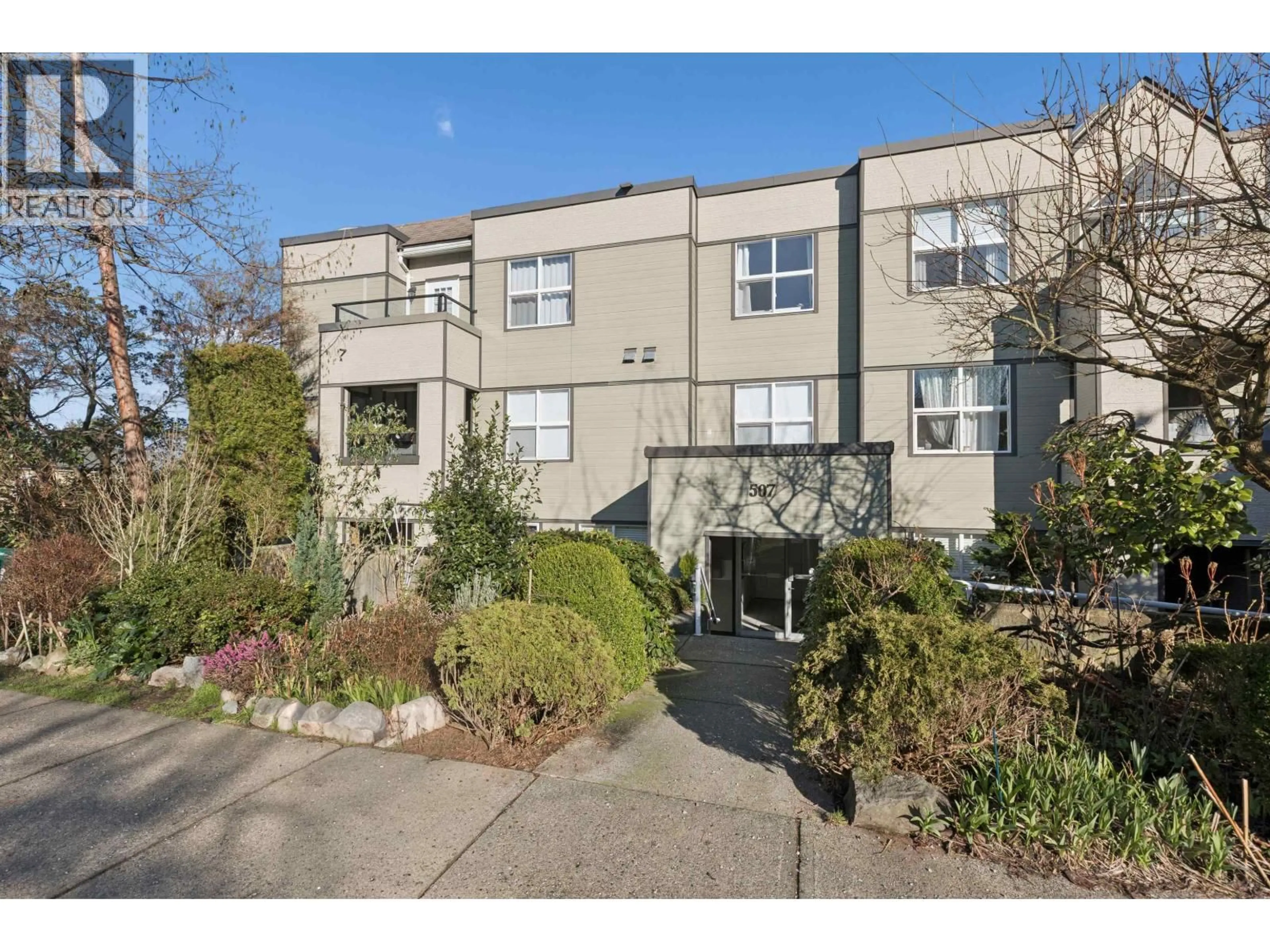 A pic from outside/outdoor area/front of a property/back of a property/a pic from drone, street for 105 - 507 6TH AVENUE, Vancouver British Columbia V5T1K9