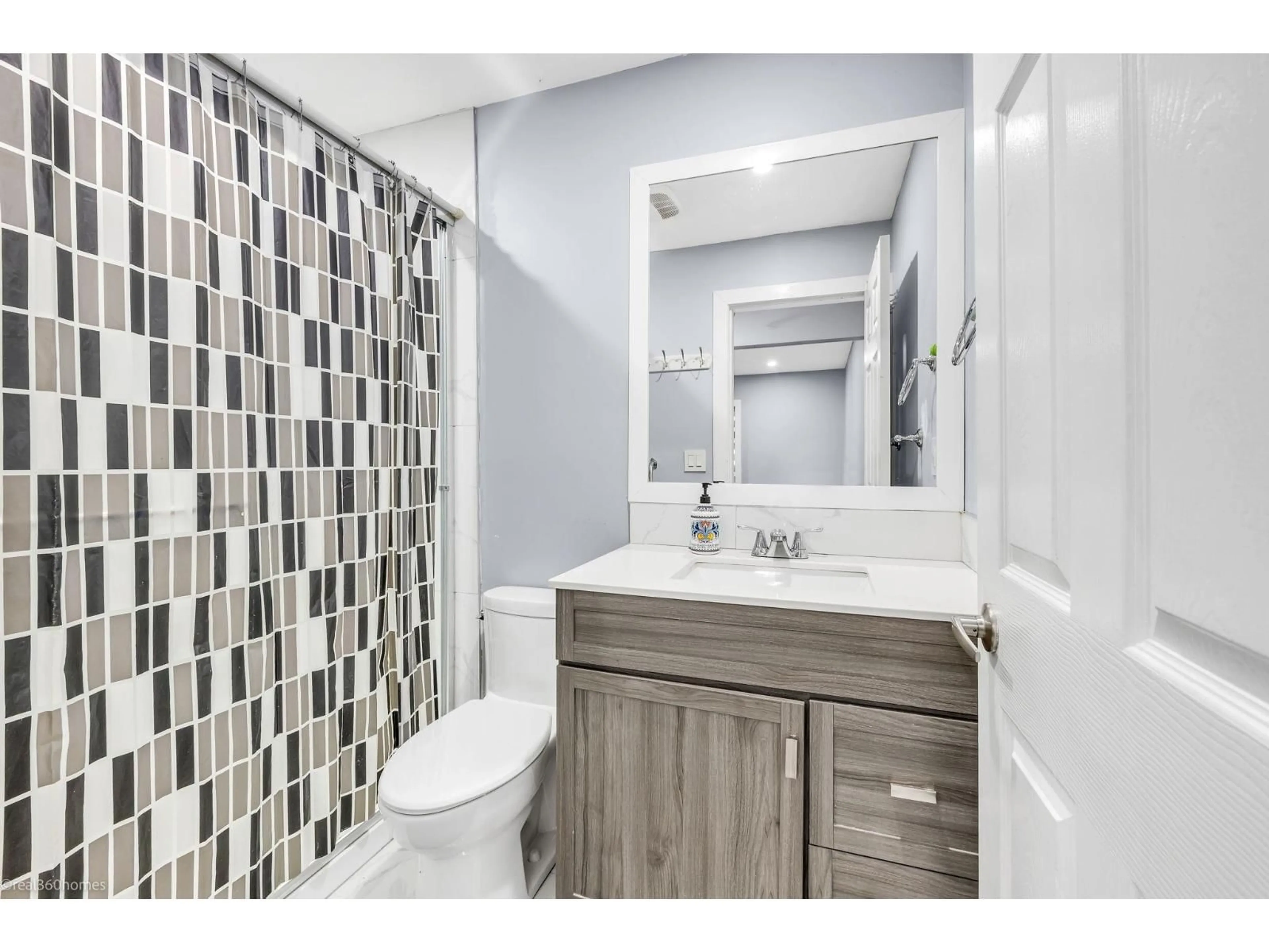Standard bathroom, ceramic/tile floor for 2952 SIDONI PLACE, Abbotsford British Columbia V2T5K1