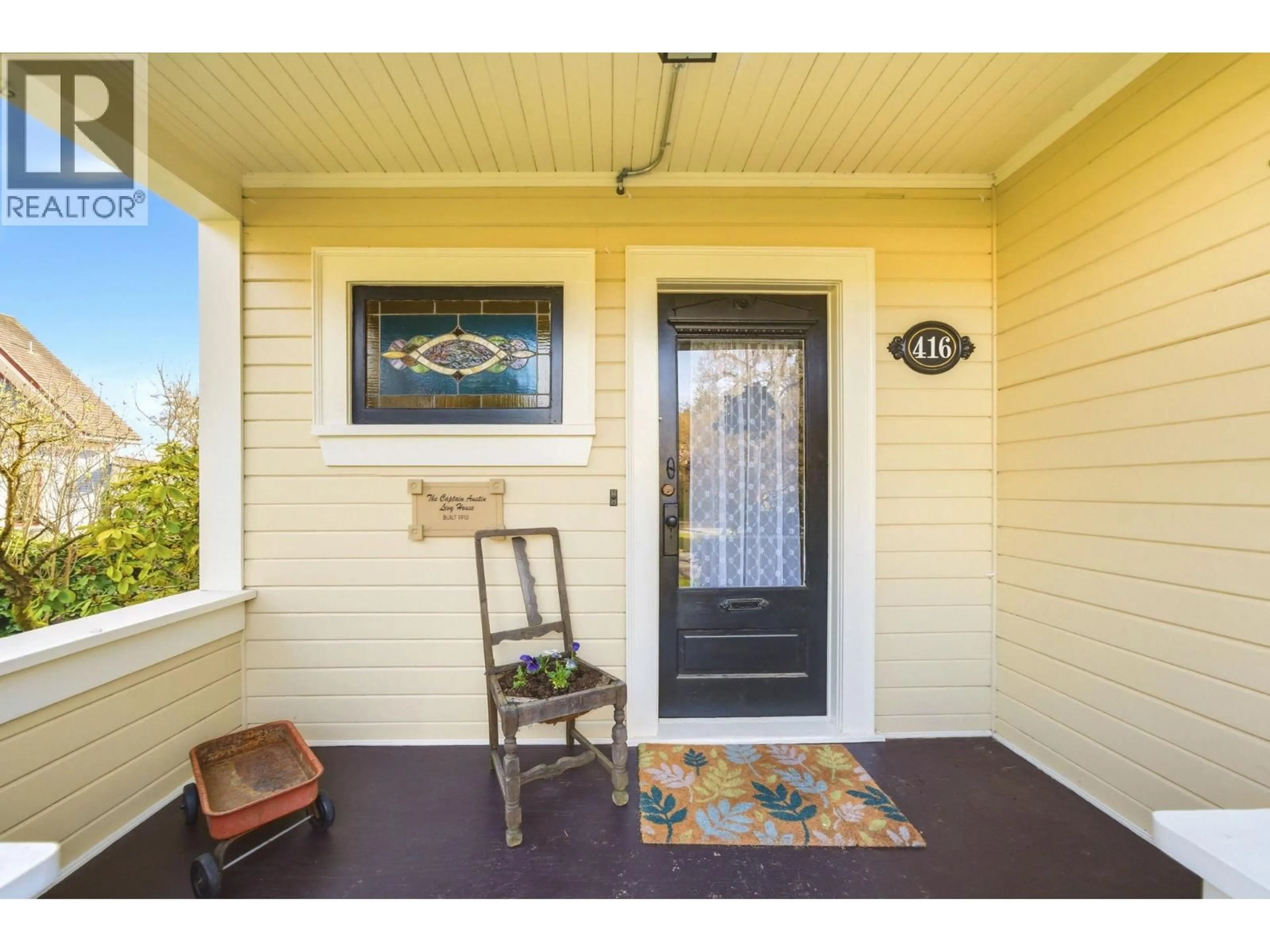 Indoor entryway for 416 SECOND STREET, New Westminster British Columbia V3L2L4