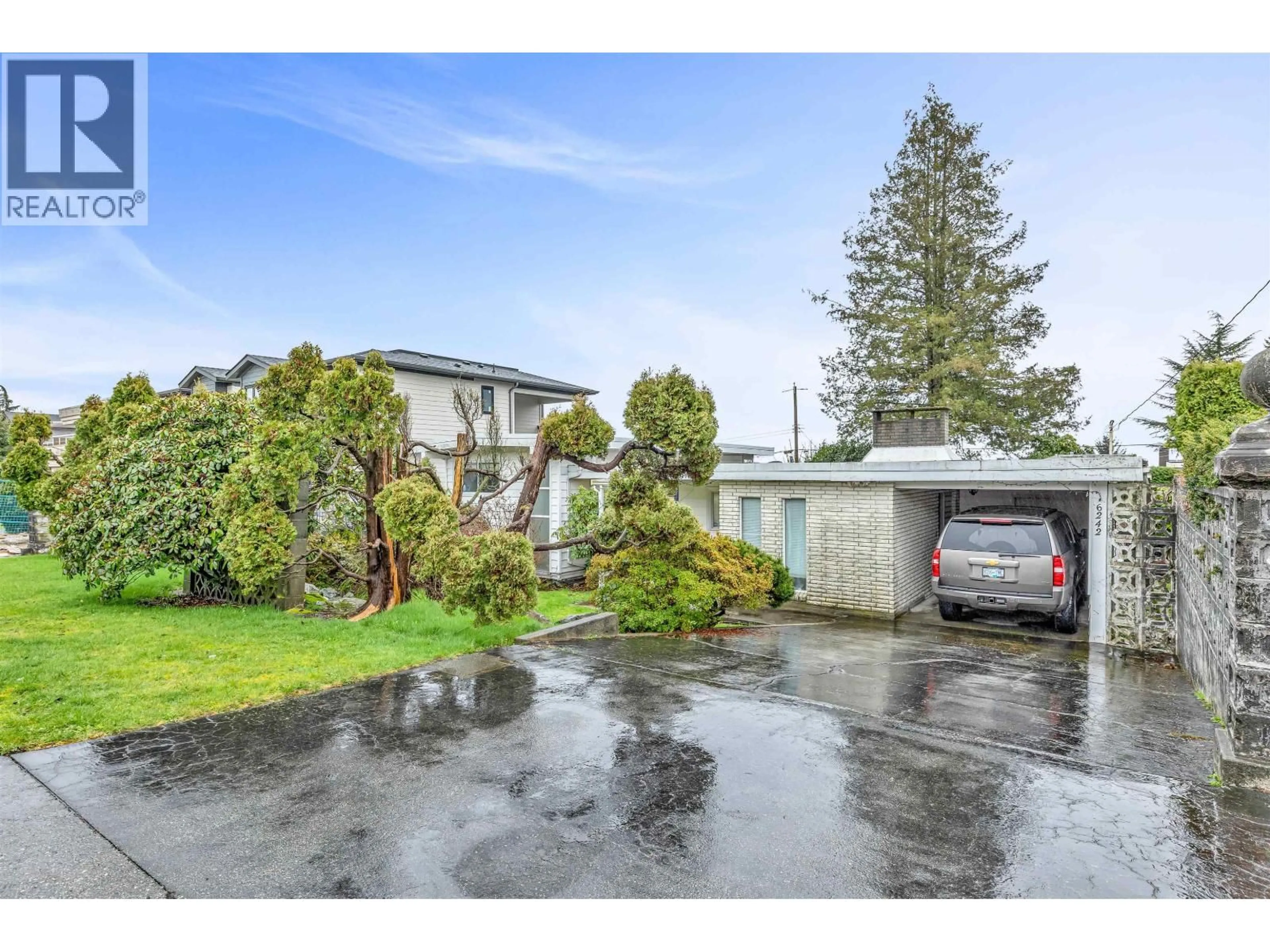 A pic from outside/outdoor area/front of a property/back of a property/a pic from drone, street for 6242 KITCHENER STREET, Burnaby British Columbia V5B2J4