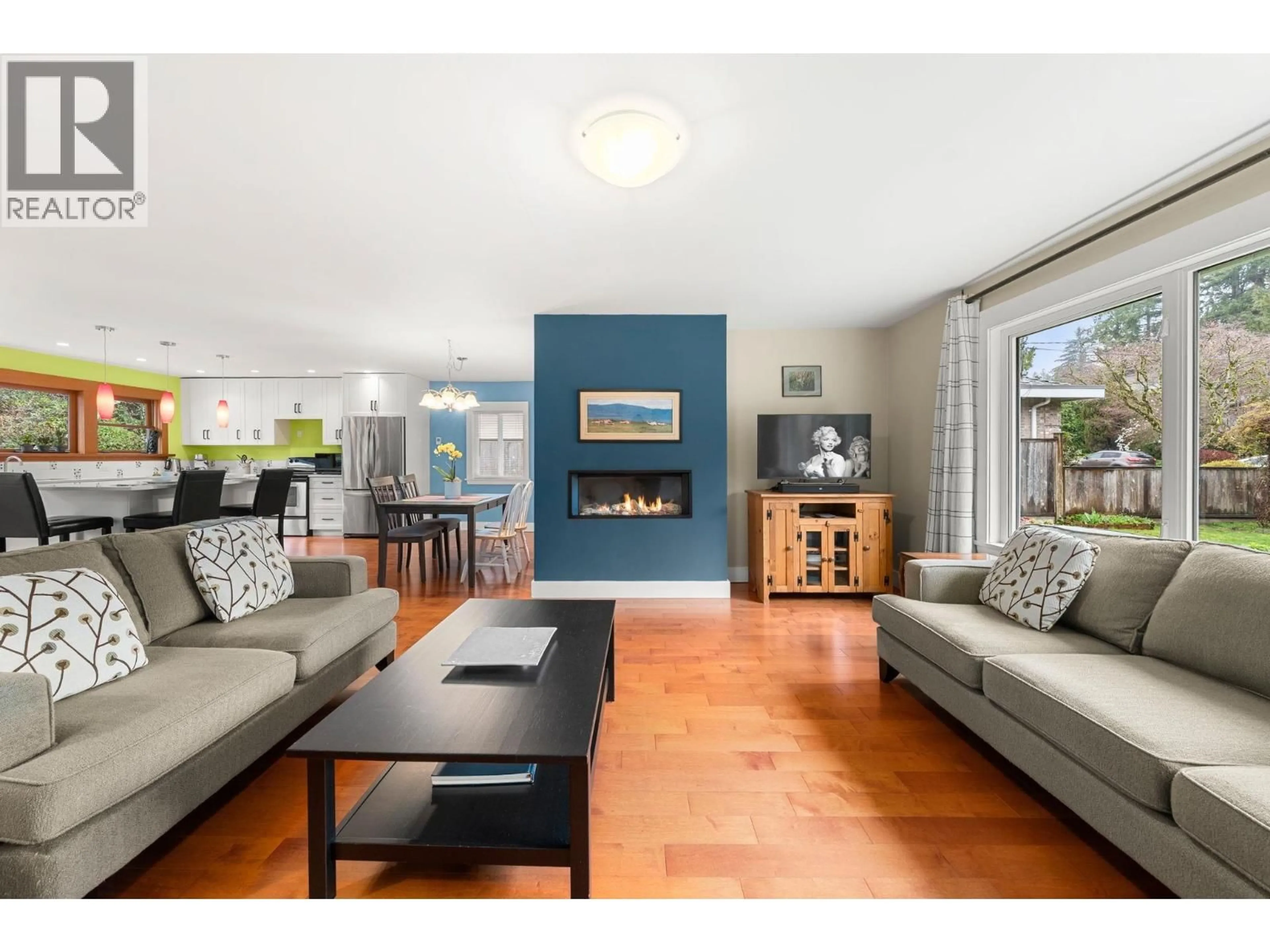 Living room with furniture, wood/laminate floor for 1085 EDGEWOOD ROAD, North Vancouver British Columbia V7R1Y8