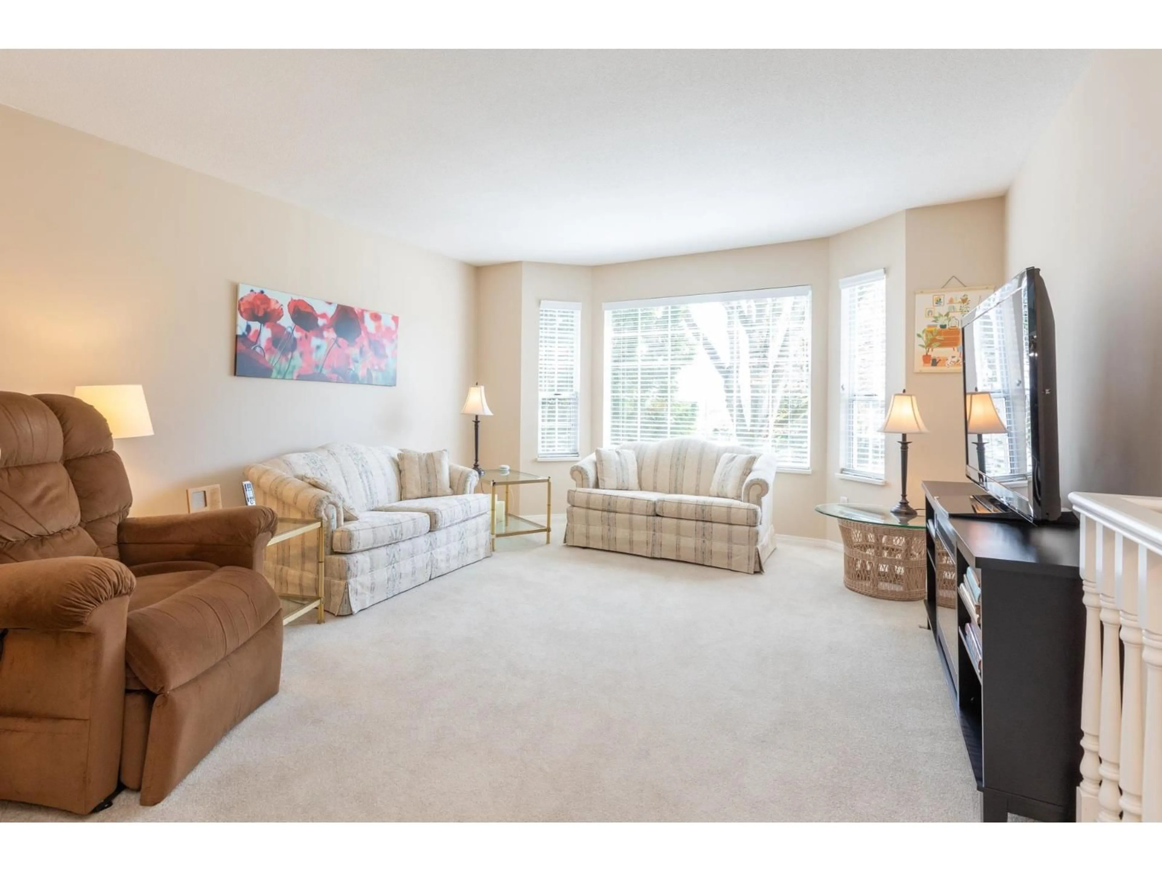 Living room with furniture, carpet floor for 15991 80 AVENUE, Surrey British Columbia V4N0V2