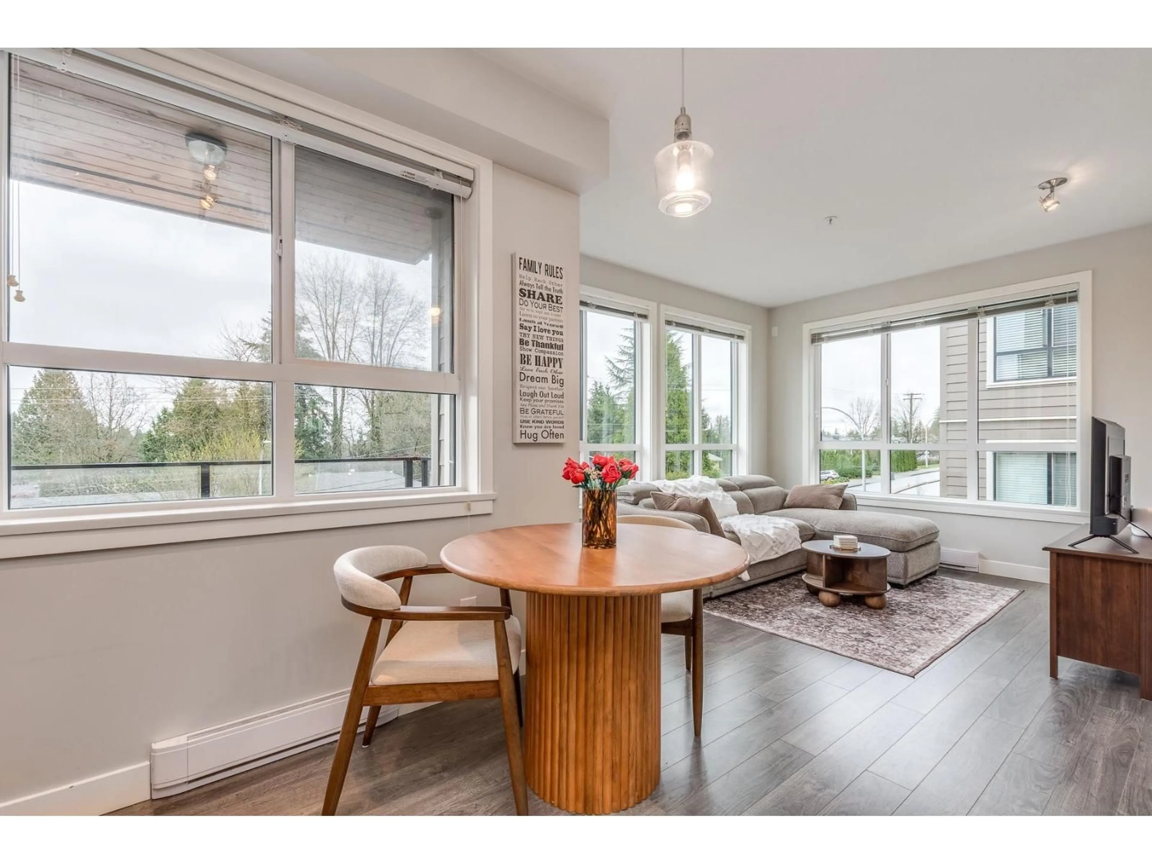 Living room with furniture, wood/laminate floor for 406 - 15388 105 AVENUE, Surrey British Columbia V3R0C4