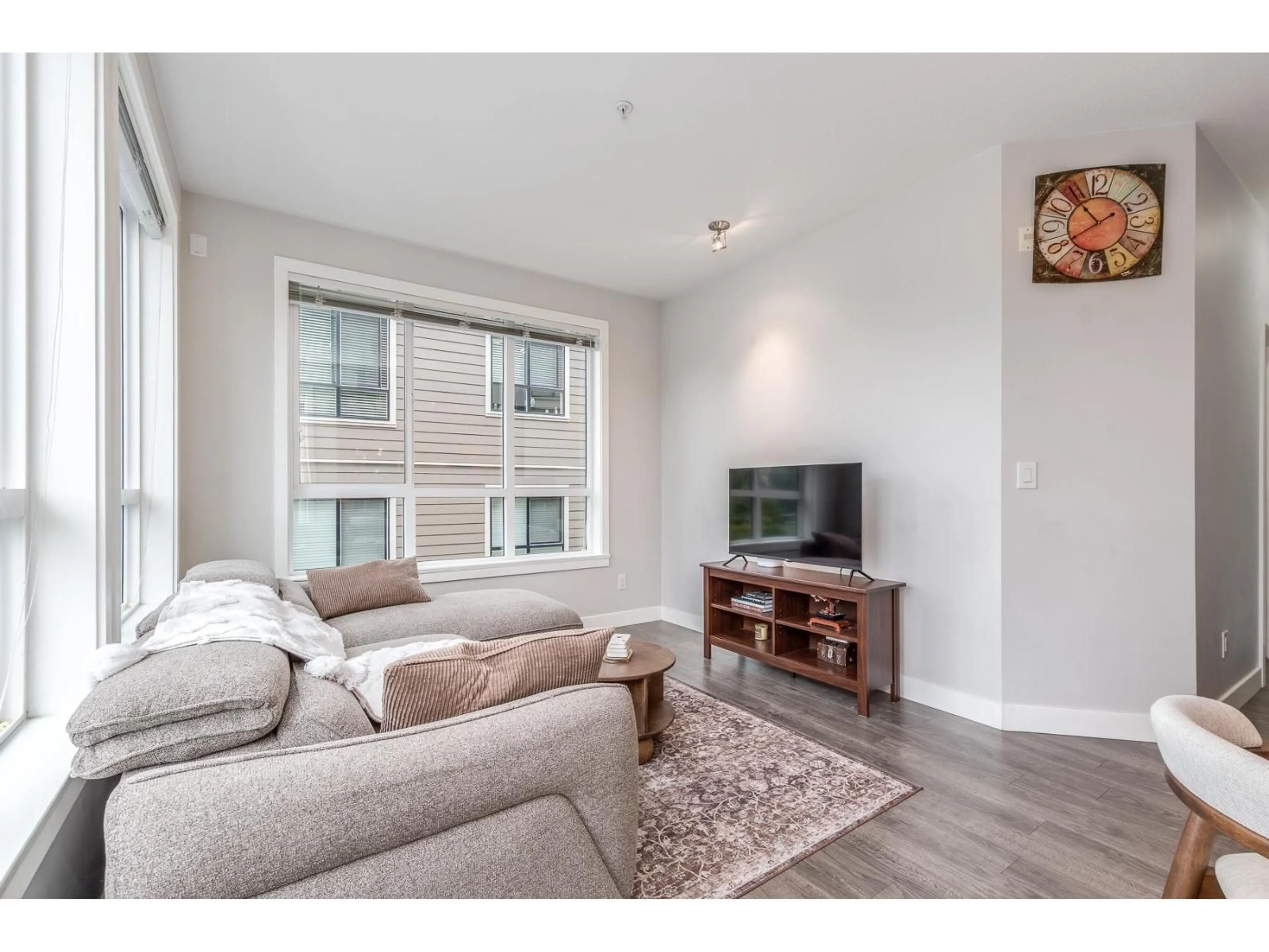 Living room with furniture, wood/laminate floor for 406 - 15388 105 AVENUE, Surrey British Columbia V3R0C4