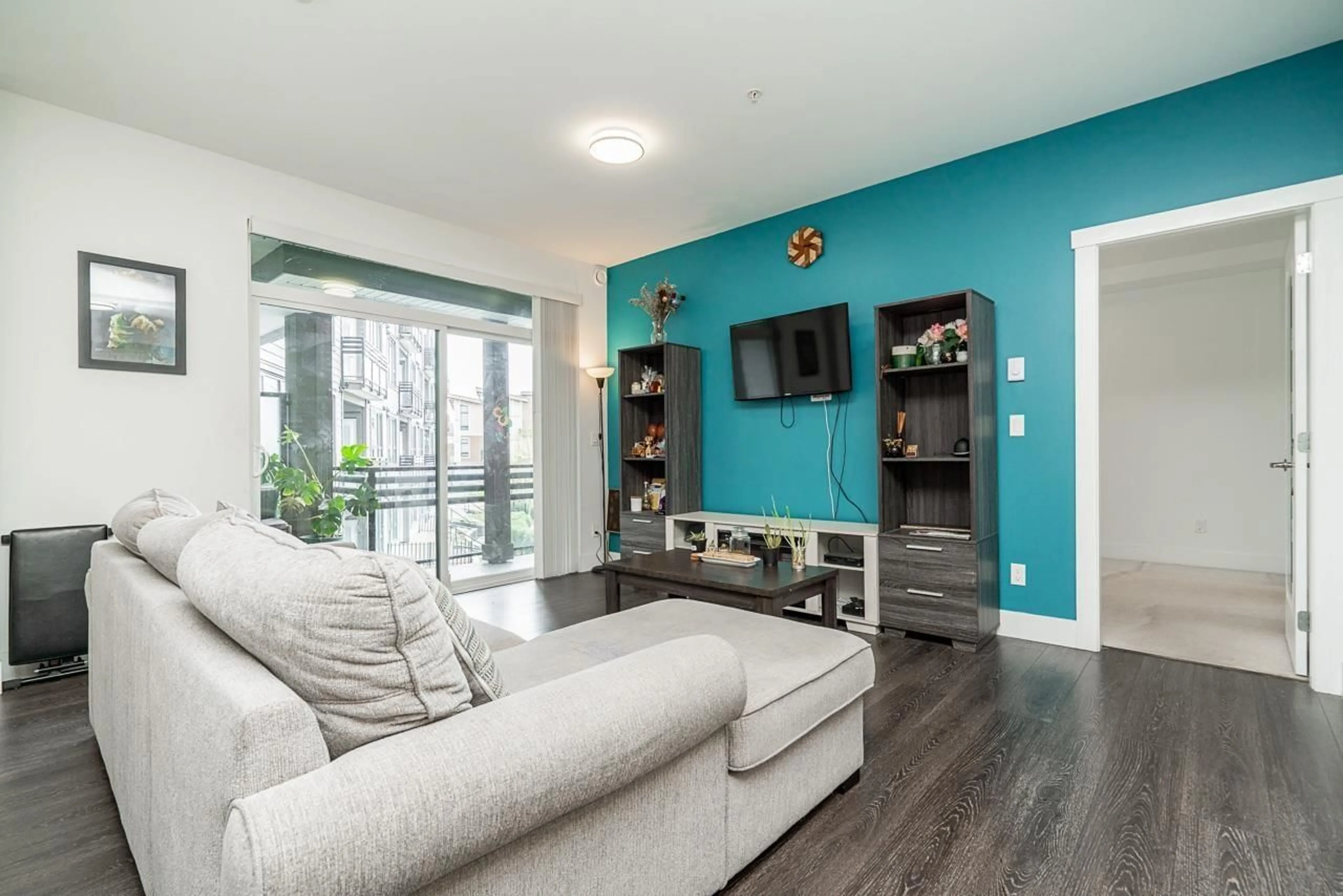 Living room with furniture, unknown for 301 - 9983 E BARNSTON DRIVE, Surrey British Columbia V4N6T3