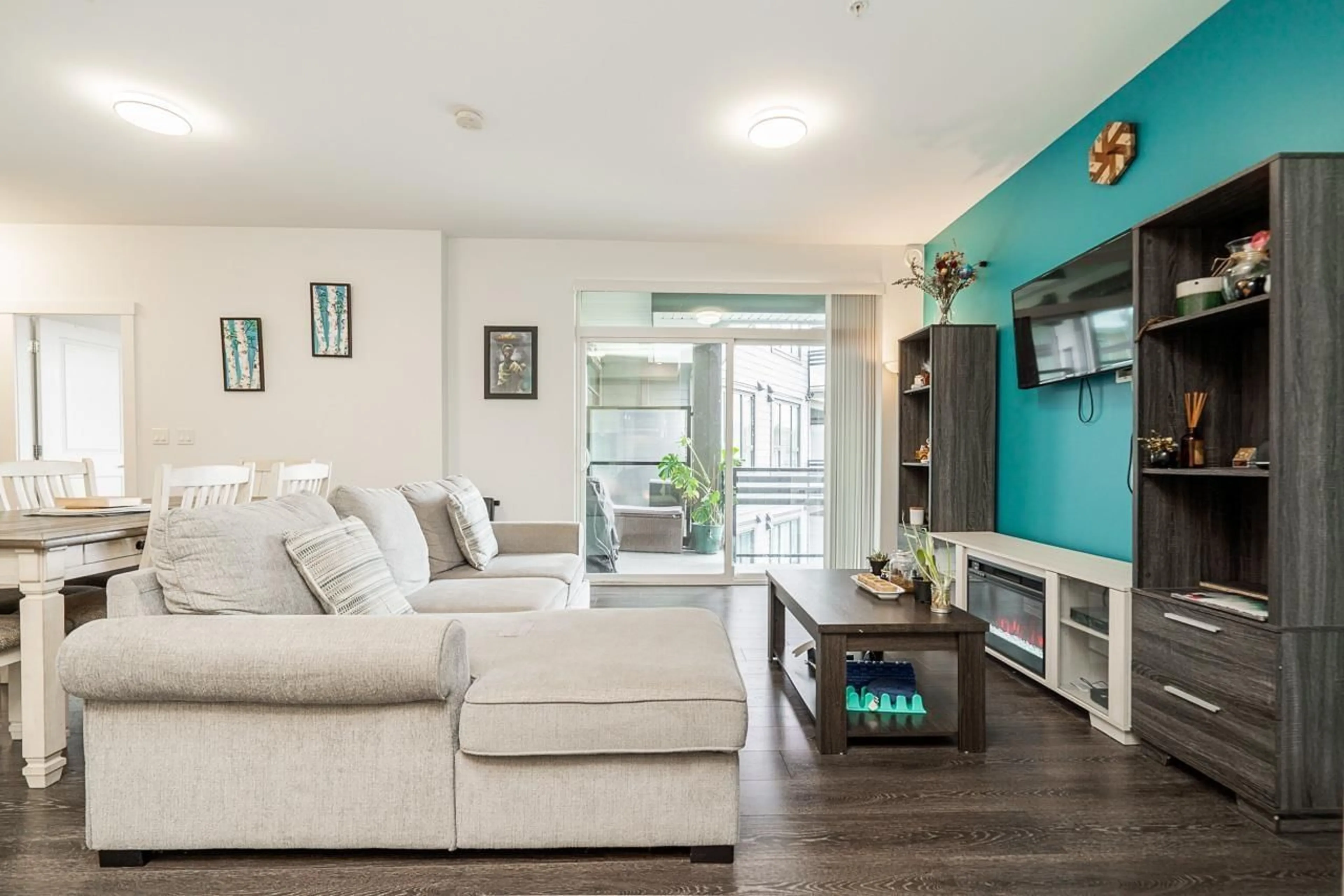 Living room with furniture, unknown for 301 - 9983 E BARNSTON DRIVE, Surrey British Columbia V4N6T3