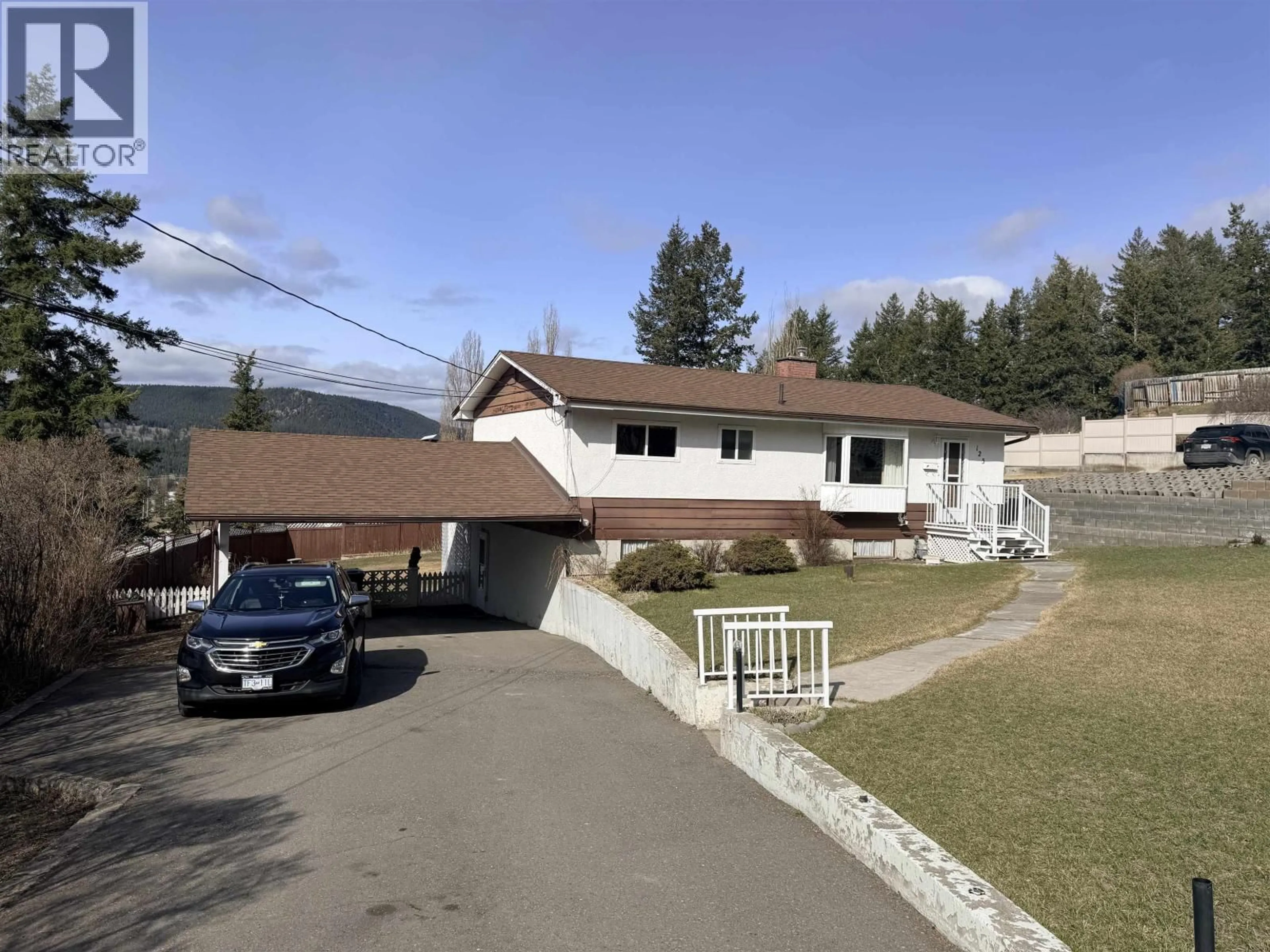 A pic from outside/outdoor area/front of a property/back of a property/a pic from drone, street for 123 LAKEVIEW AVENUE, Williams Lake British Columbia V2G1B4
