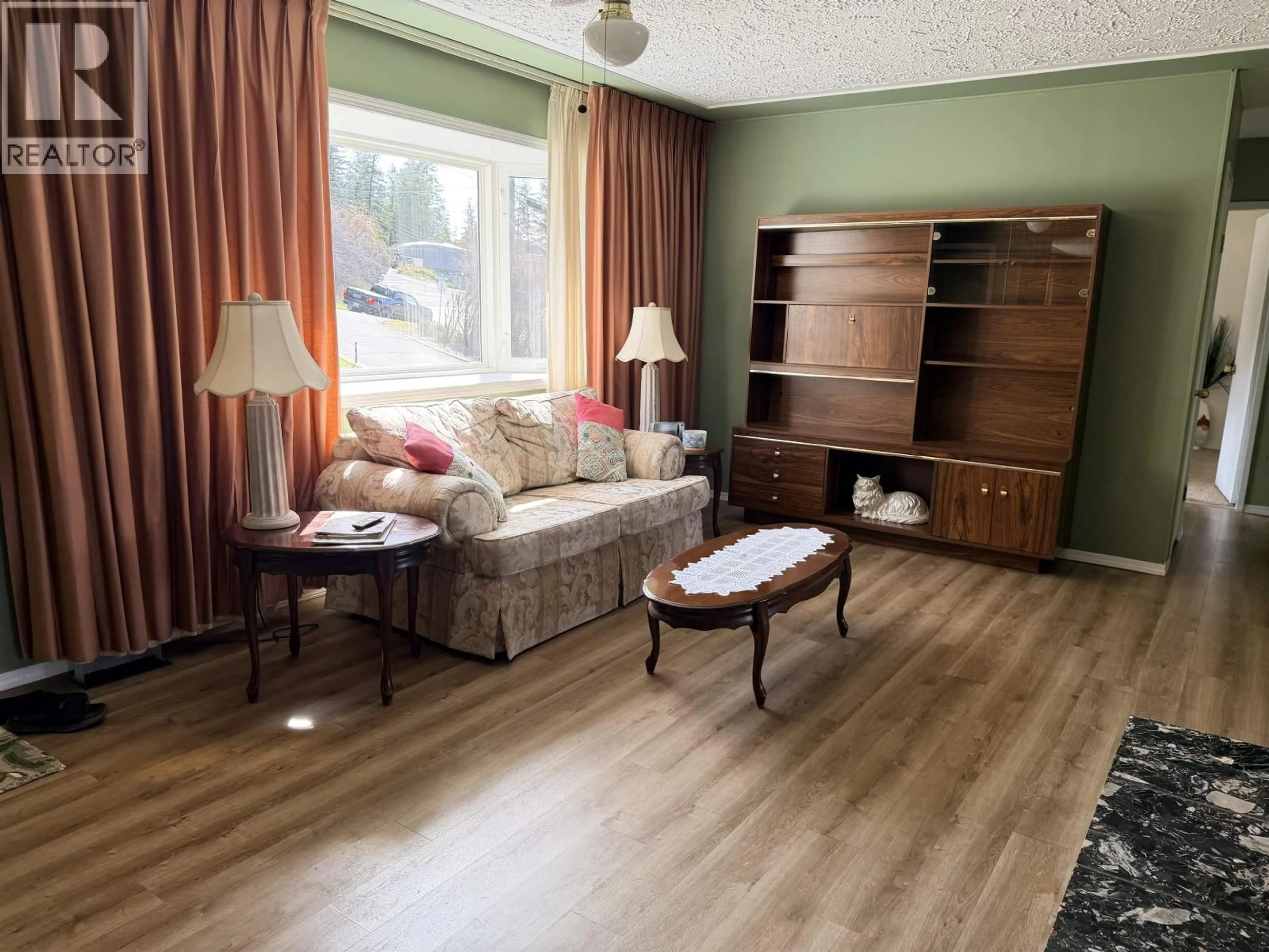 Living room with furniture, wood/laminate floor for 123 LAKEVIEW AVENUE, Williams Lake British Columbia V2G1B4