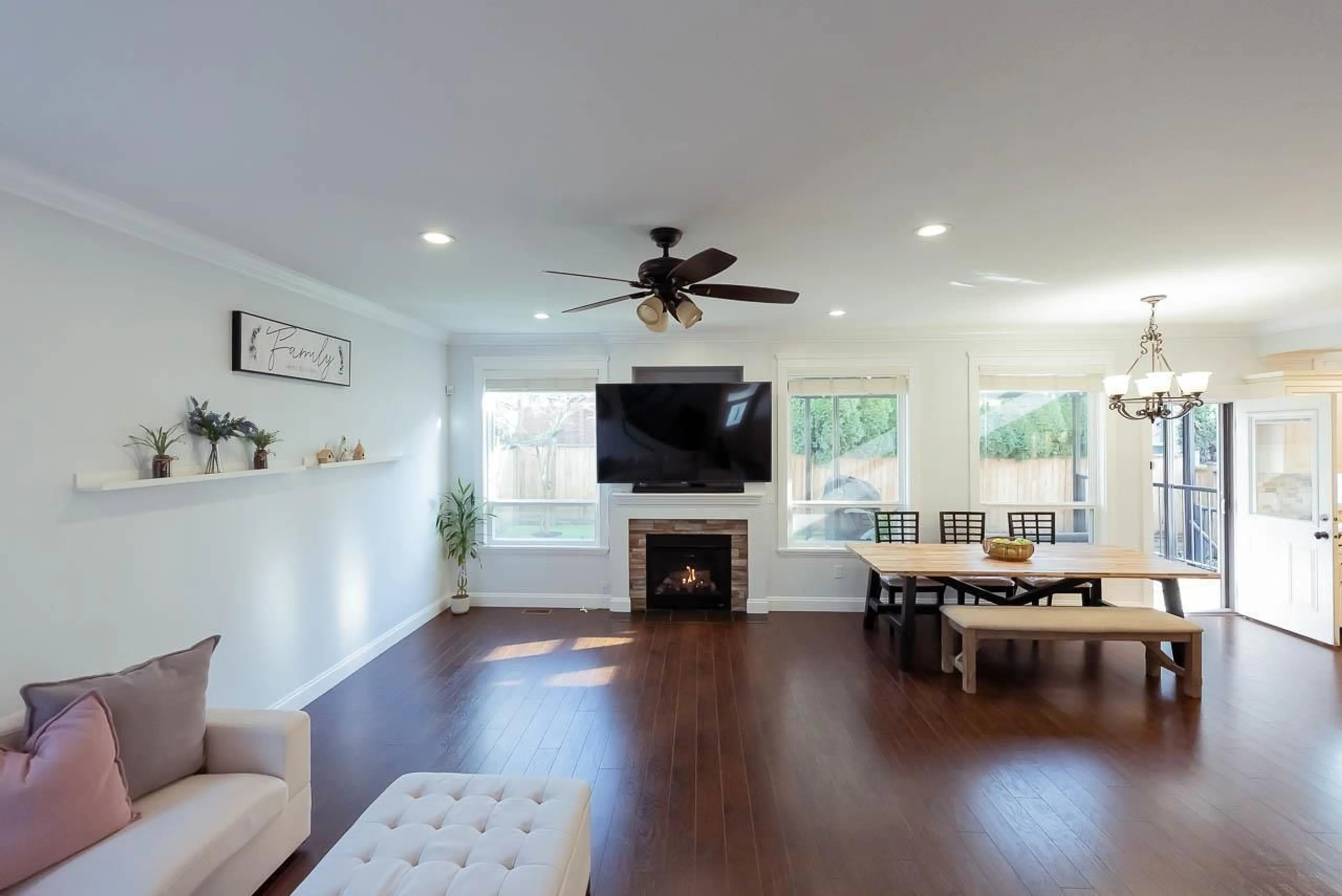 Living room with furniture, wood/laminate floor for 7260 196 STREET, Langley British Columbia V2Y3C3
