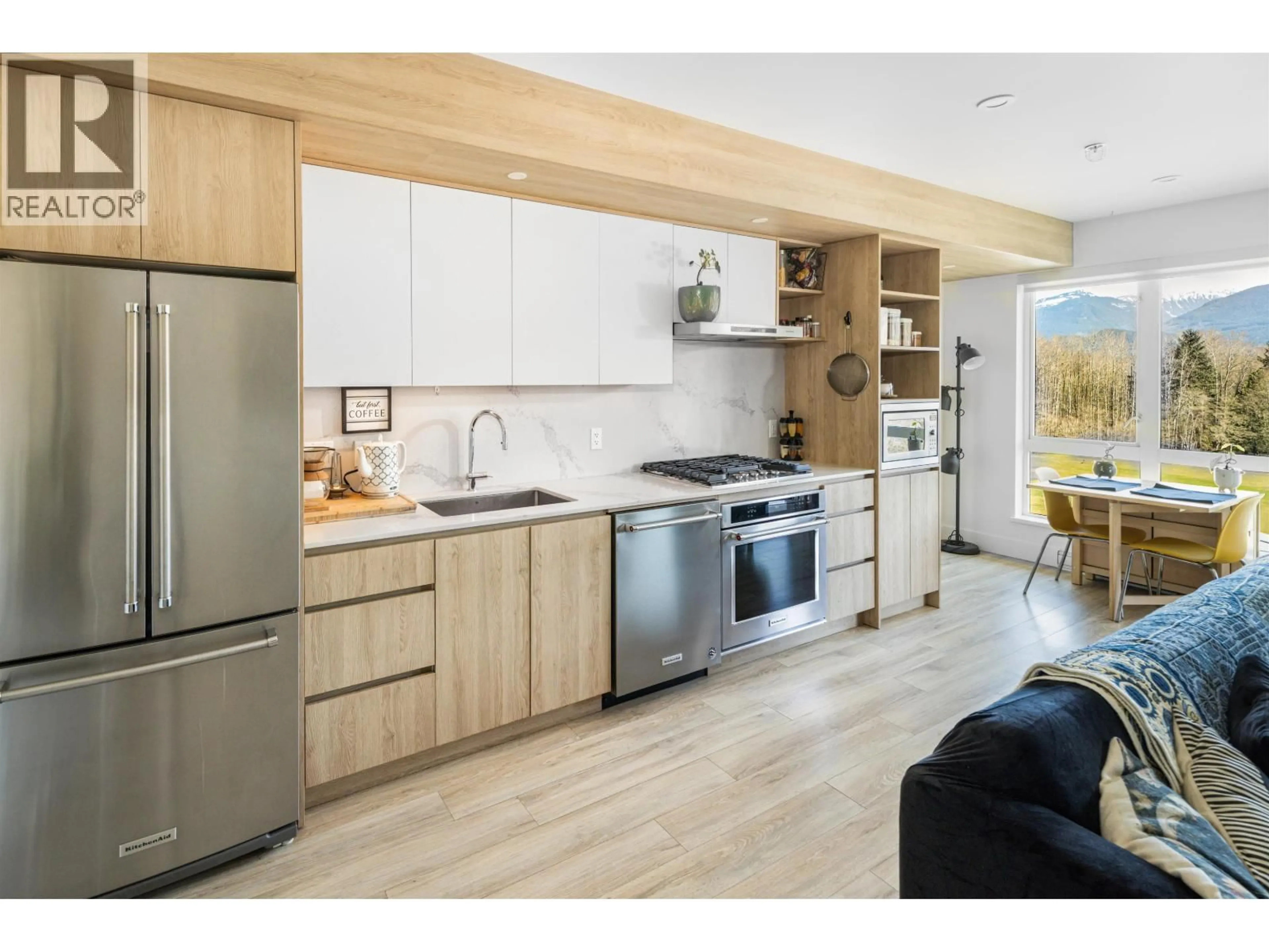 Open concept kitchen, wood/laminate floor for 710 - 38362 BUCKLEY AVENUE, Squamish British Columbia V8B0J8