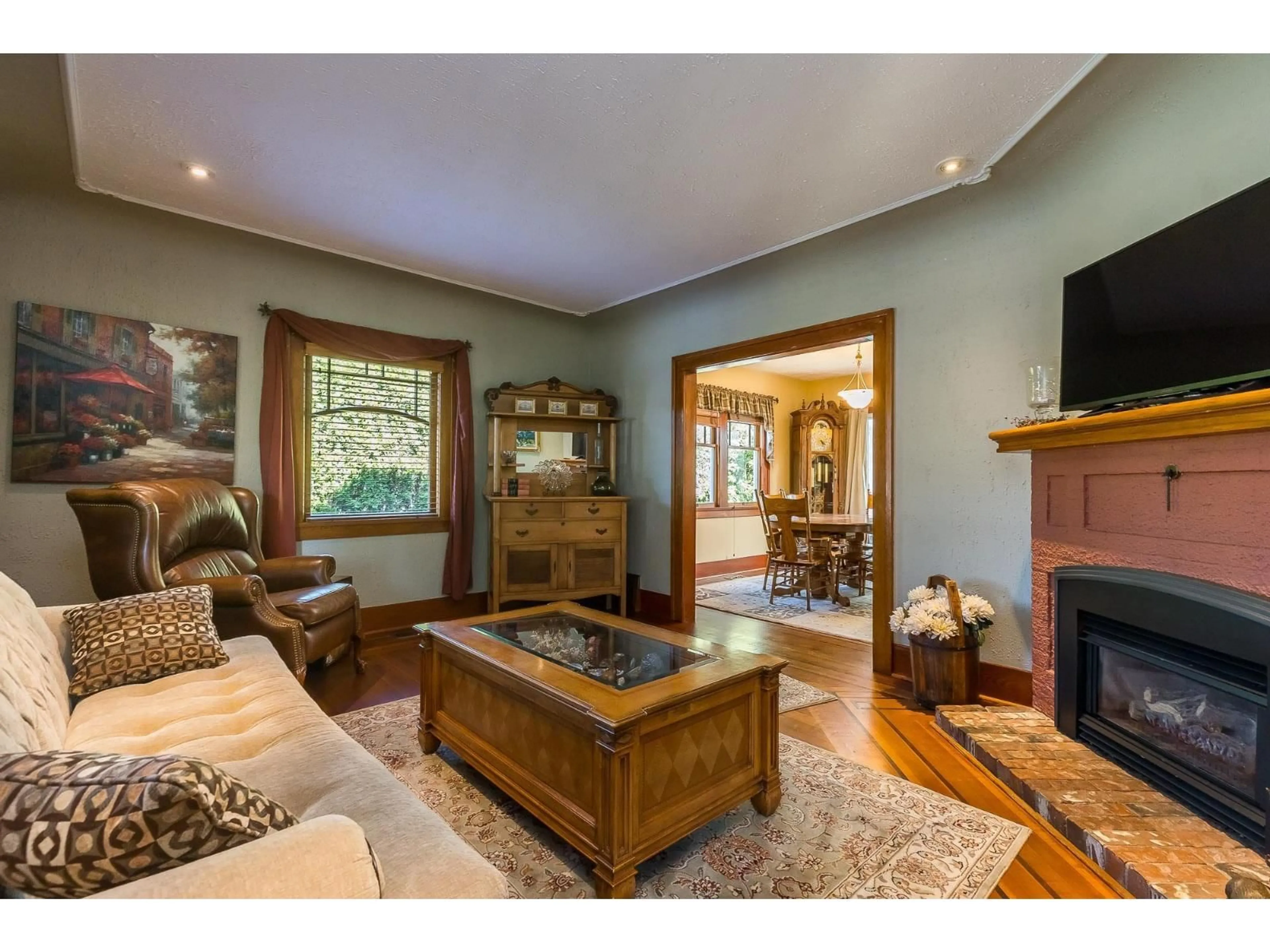 Living room with furniture, wood/laminate floor for 2730 MAPLE STREET, Abbotsford British Columbia V2S3Y6