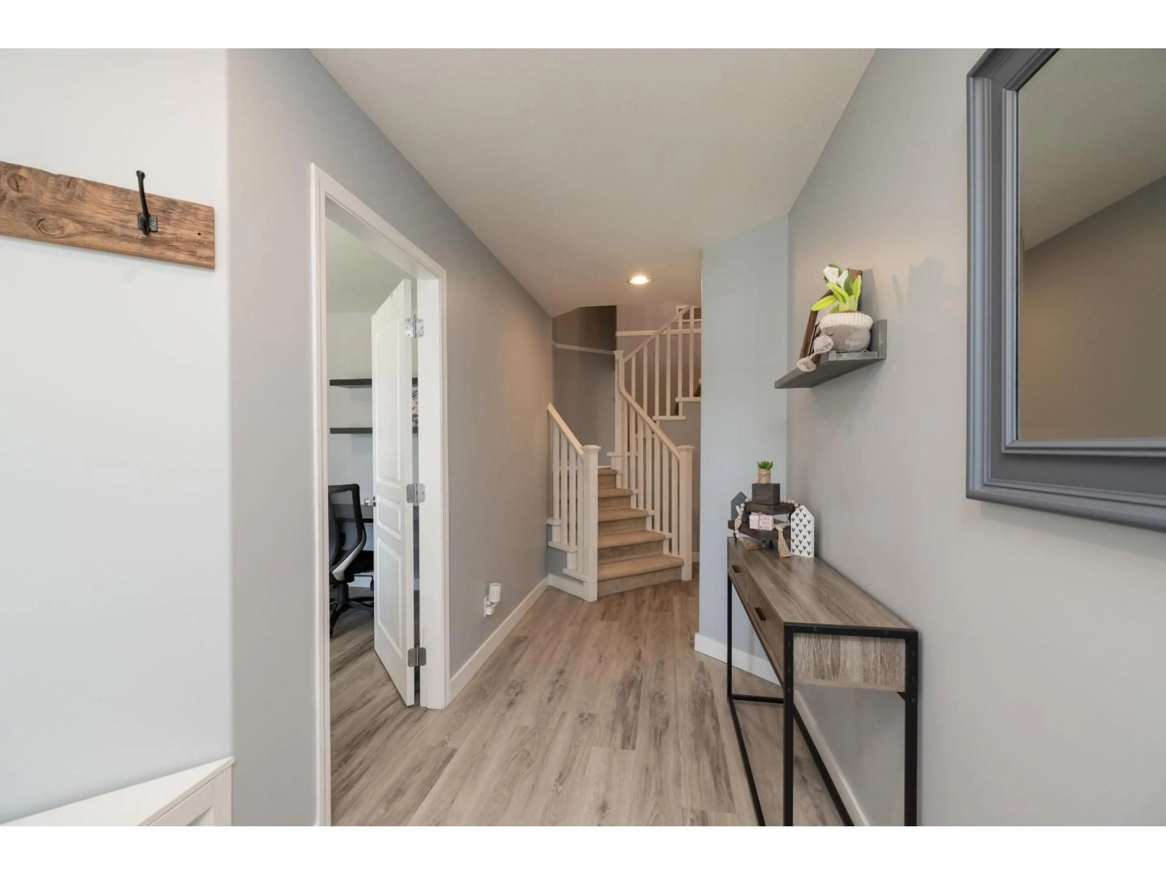 Indoor entryway for 16681 62A AVENUE, Surrey British Columbia V3S9L3