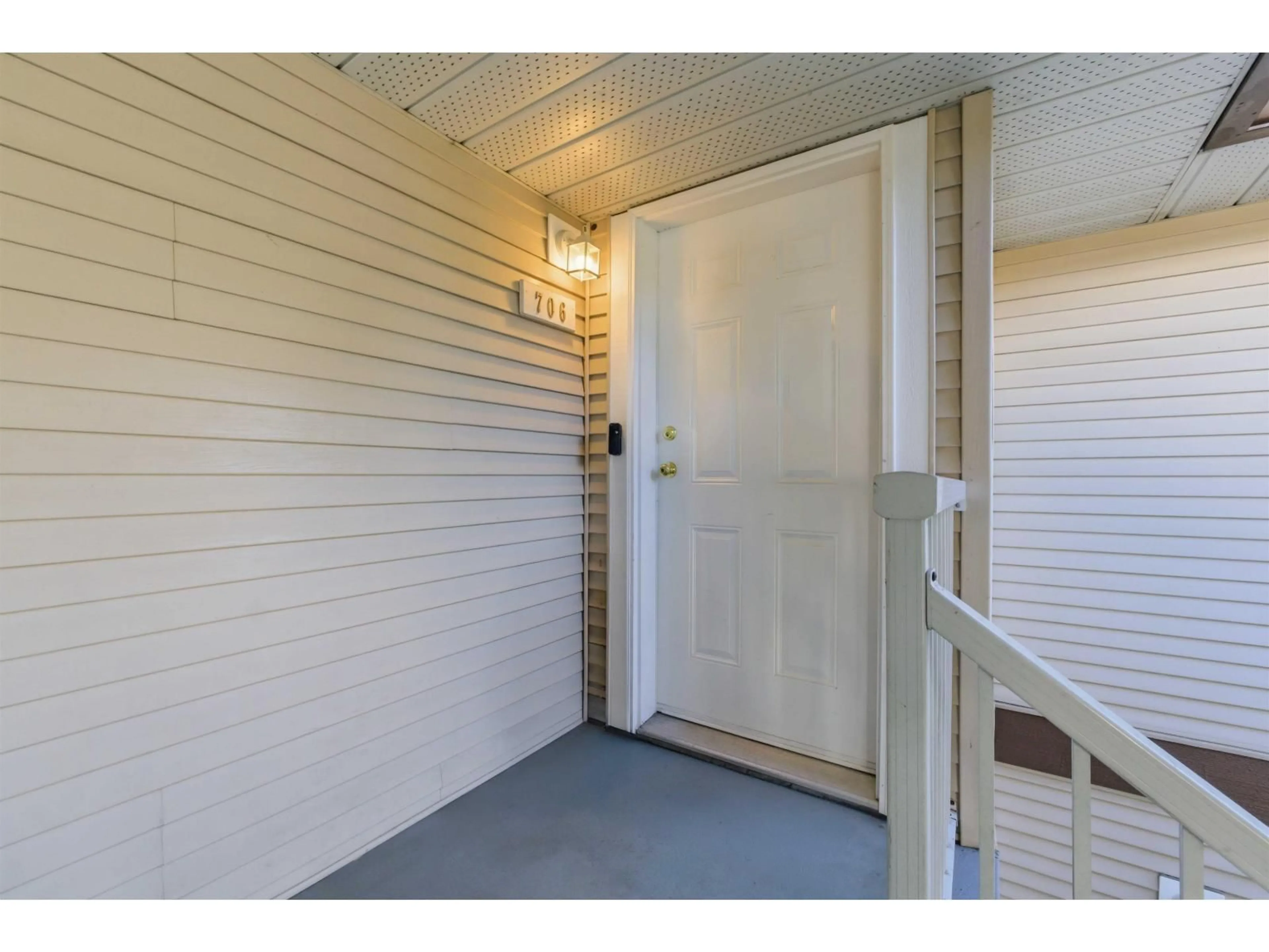 Indoor entryway for 706 - 1750 MCKENZIE ROAD, Abbotsford British Columbia V2S3Z3