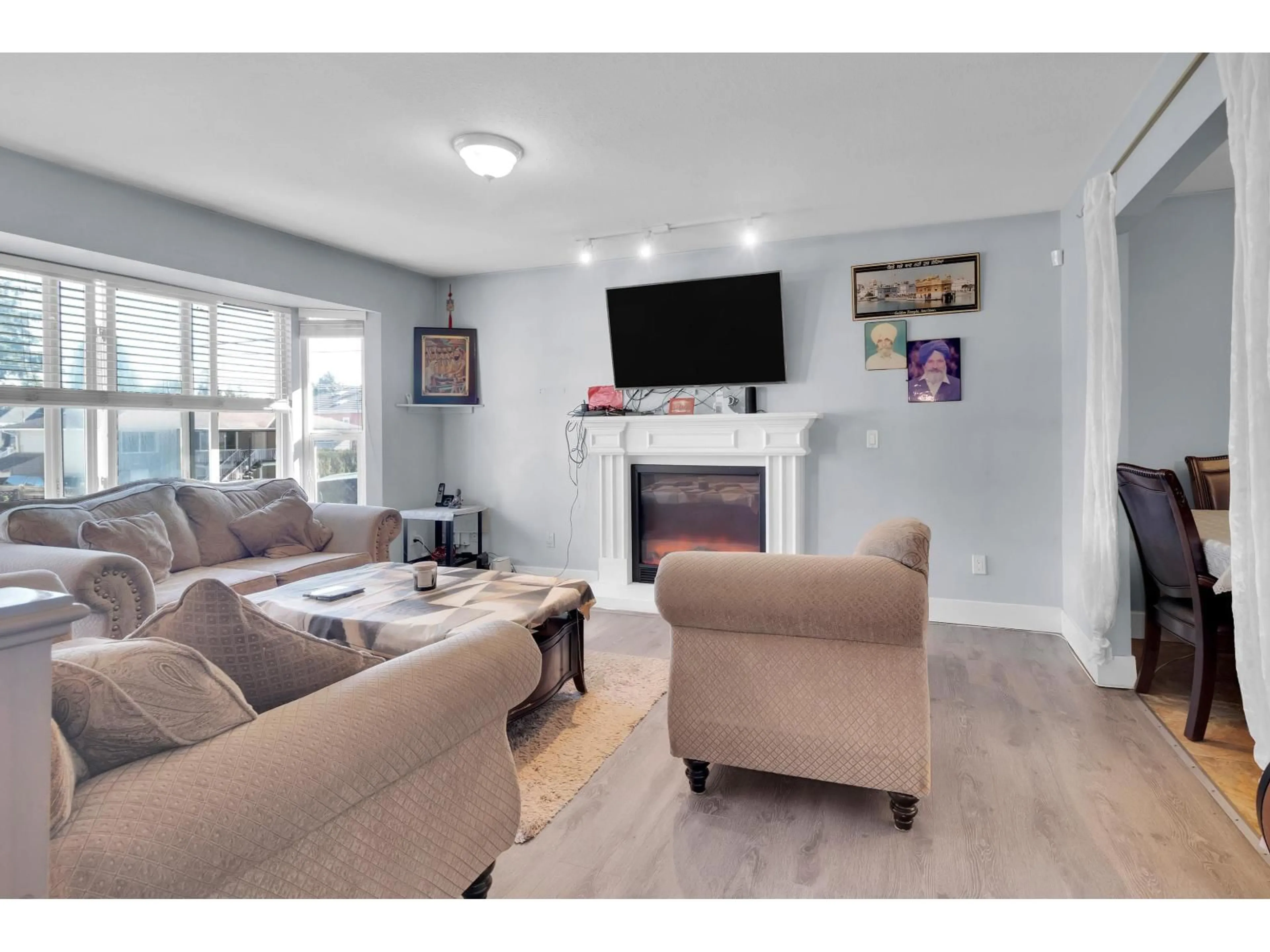 Living room with furniture, wood/laminate floor for 6507 134 STREET, Surrey British Columbia V3W4S1