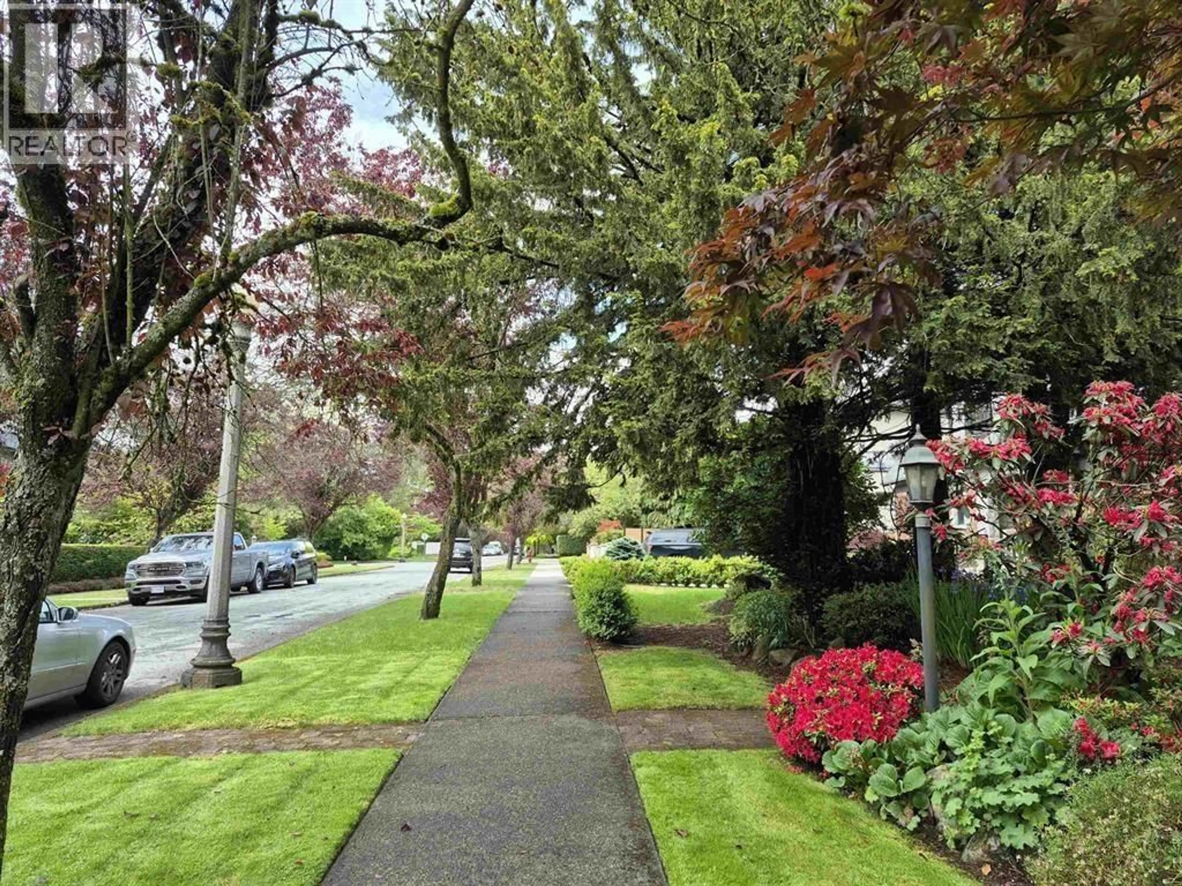 A pic from outside/outdoor area/front of a property/back of a property/a pic from drone, street for 5588 CYPRESS STREET, Vancouver British Columbia V6M3R6