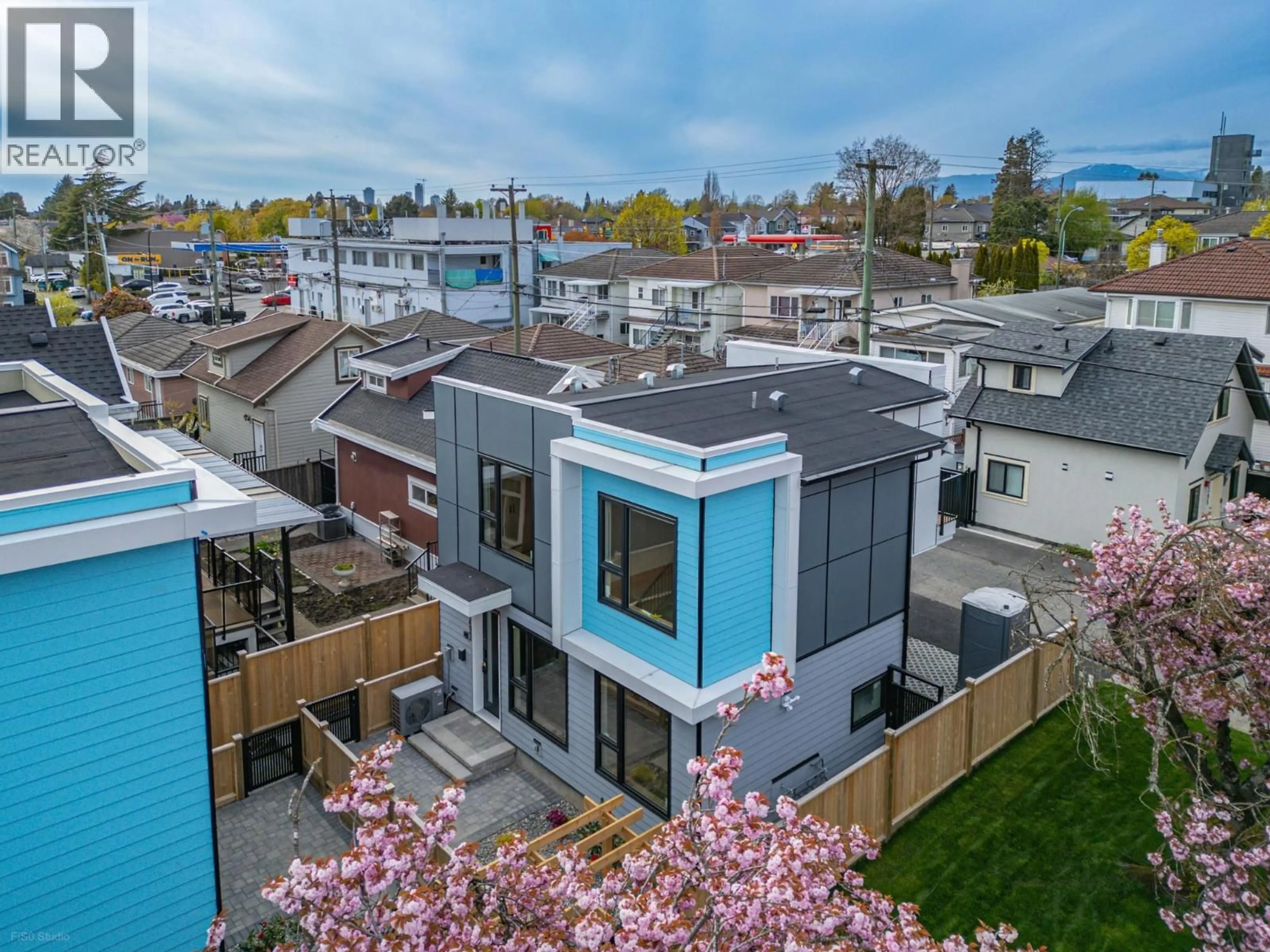 A pic from outside/outdoor area/front of a property/back of a property/a pic from drone, unknown for 3 - 1495 58TH AVENUE, Vancouver British Columbia V5P2B9