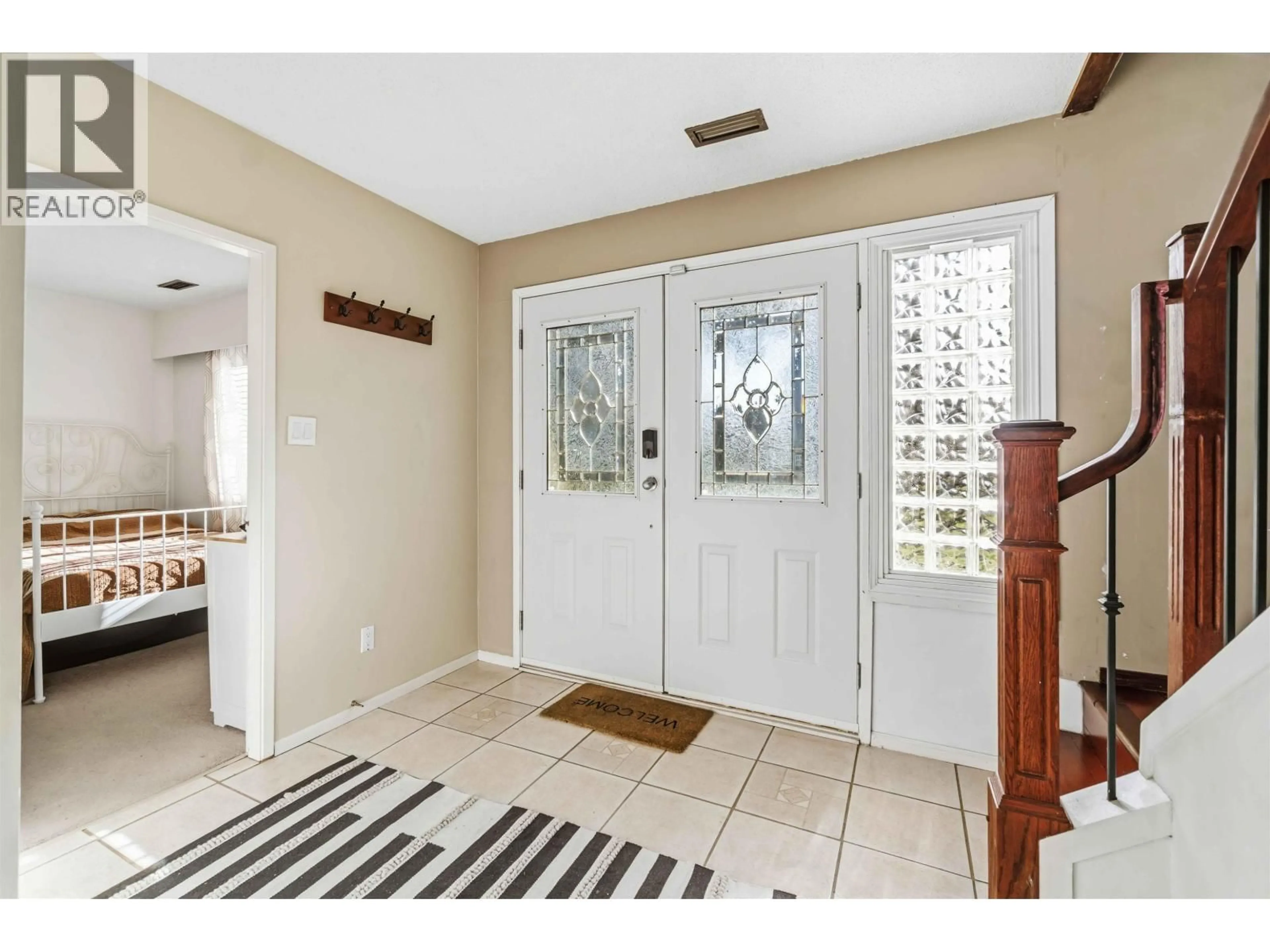 Indoor entryway for 552 29TH STREET, North Vancouver British Columbia V7N2K1