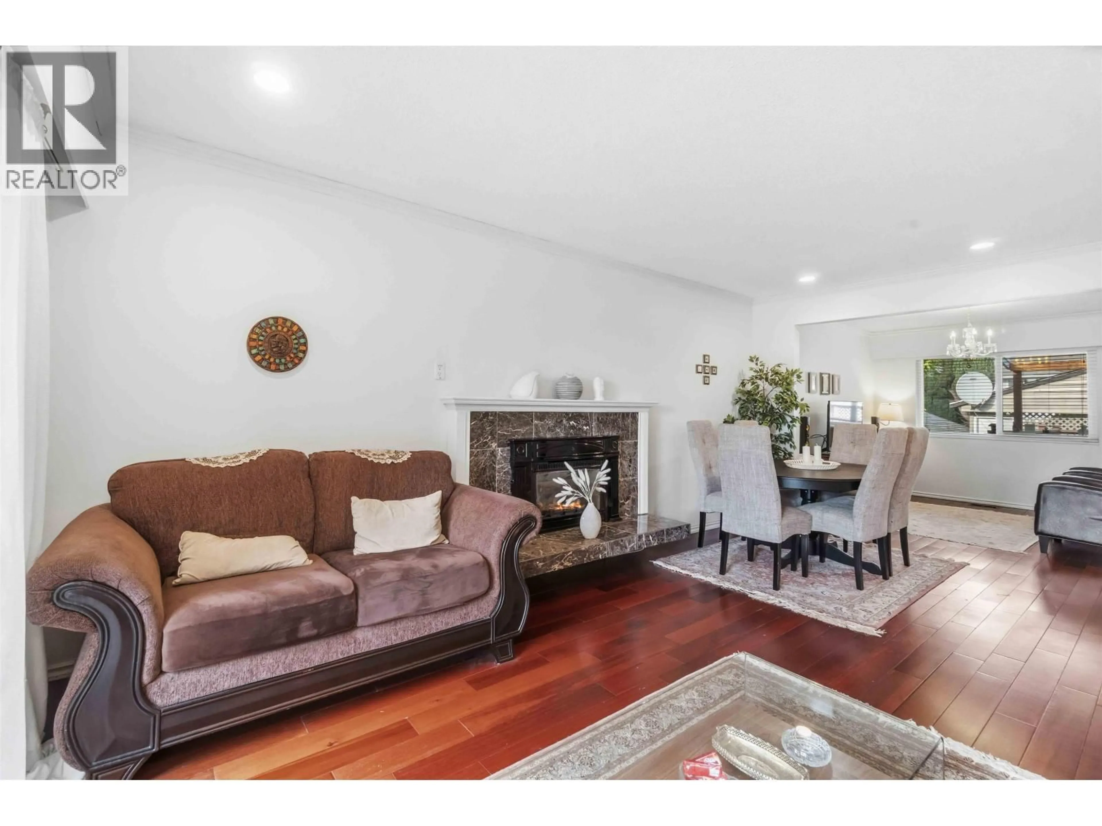 Living room with furniture, unknown for 552 29TH STREET, North Vancouver British Columbia V7N2K1